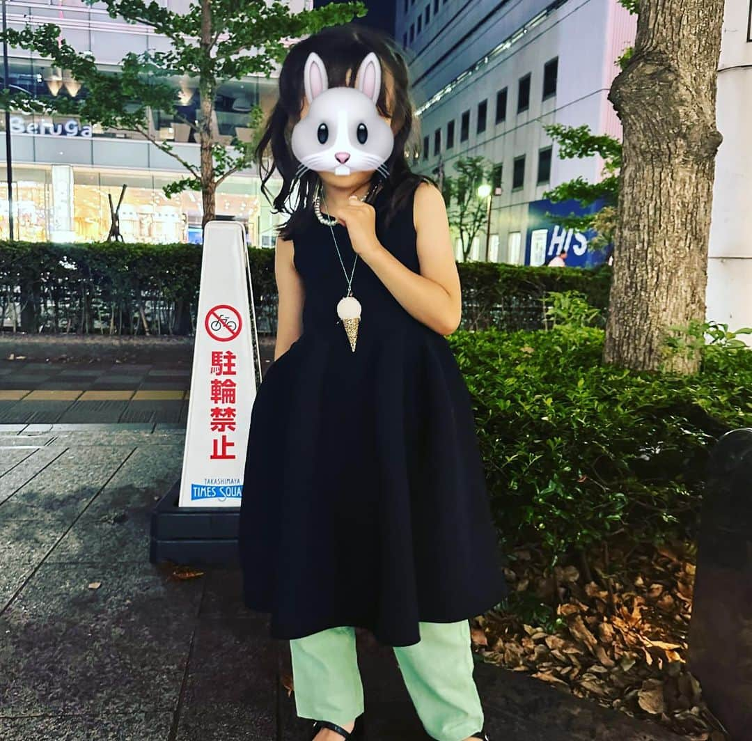 犬山紙子さんのインスタグラム写真 - (犬山紙子Instagram)「お揃いのCFClのワンピにパールネックレス（娘のはフェイク☺️）  娘のコーデは暑いからアイスのネックレスを選んでいて素敵でした。  新宿にリトルマーメイドを観に行ってきたところです セバスチャン、めっちゃ蟹だった フランダー、めっちゃ魚だった アリエルは文句なしに可愛くて素敵でした。  #リンクコーデ　#おそろコーデ #おそろいコーデ #ママコーデ #ママファッション #cfcl #新宿」7月20日 21時12分 - inuyamakamiko