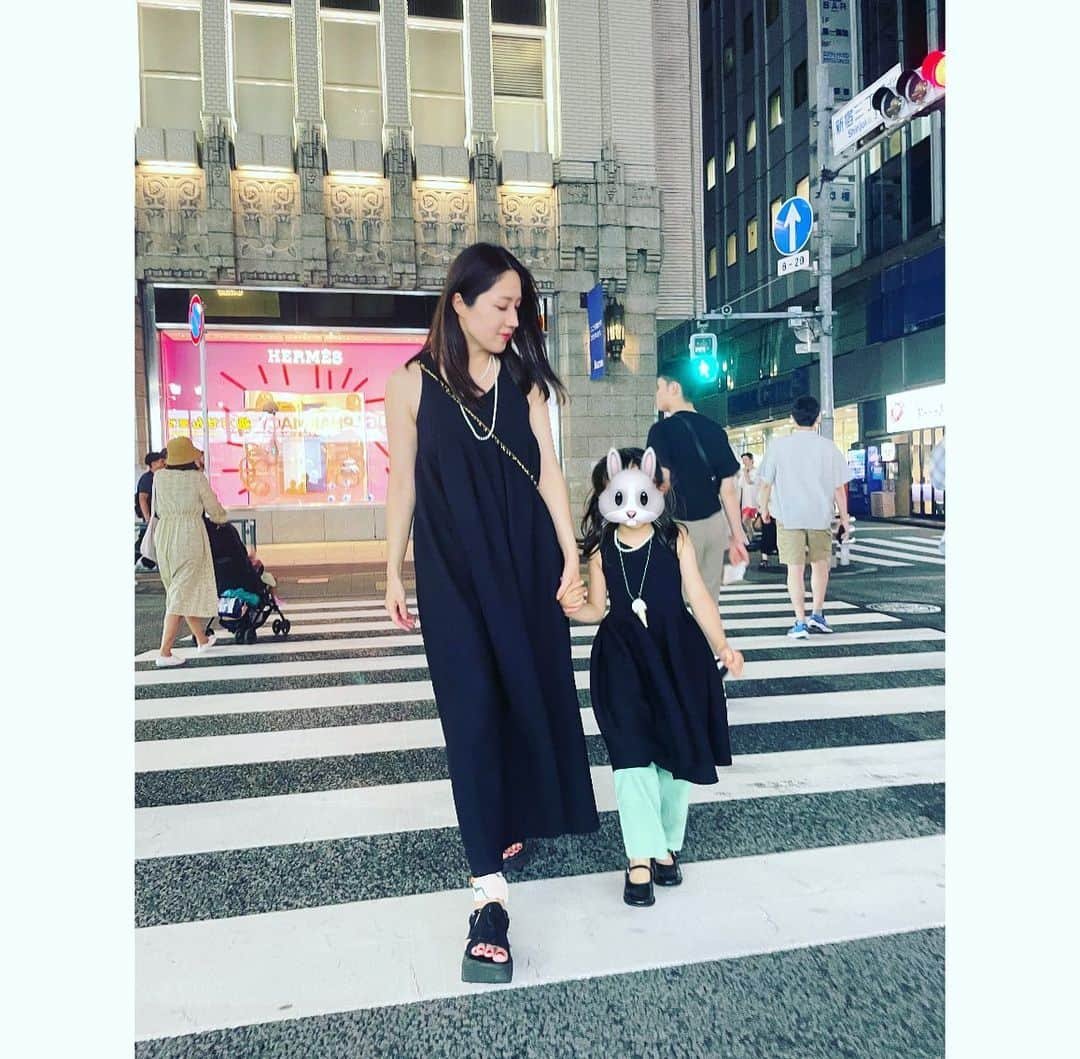 犬山紙子さんのインスタグラム写真 - (犬山紙子Instagram)「お揃いのCFClのワンピにパールネックレス（娘のはフェイク☺️）  娘のコーデは暑いからアイスのネックレスを選んでいて素敵でした。  新宿にリトルマーメイドを観に行ってきたところです セバスチャン、めっちゃ蟹だった フランダー、めっちゃ魚だった アリエルは文句なしに可愛くて素敵でした。  #リンクコーデ　#おそろコーデ #おそろいコーデ #ママコーデ #ママファッション #cfcl #新宿」7月20日 21時12分 - inuyamakamiko