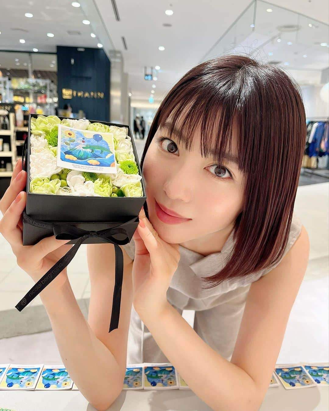 小池花瑠奈さんのインスタグラム写真 - (小池花瑠奈Instagram)「#なつの涼風展  ４日目終了しました‼︎ ありがとうございました✨  お花も沢山届いたり、いただいて 会場がどんどん華やかにパワーアップしてきています。  在廊中の癒しです…。 ありがとうございます😭  お菓子などの差し入れもありがとうございます。  わざわざ足を運んで観ていただけるだけで嬉しいので お気遣いなくお越し下さいね🙇‍♂️✨  2枚目のお花に乗っけているオリジナルステッカーは ご来場して下さったお客様全員に プレゼントさせていただいております🐊🌼  #なつの涼風展 #etepin #exhibition #art #contemporaryart  #japaneseart #artist #japaneseartist #crocodile #alligator #gallery #現代アート #わに #油絵 #絵 #美術  #東京  #渋谷 #アート #アート鑑賞 #エテピン #ギャラリー #画廊 #展覧会 #松宮なつ #個展 #個展情報 #東急プラザ #東急プラザ渋谷  #フクラス」7月20日 21時13分 - natsu_matsumiya