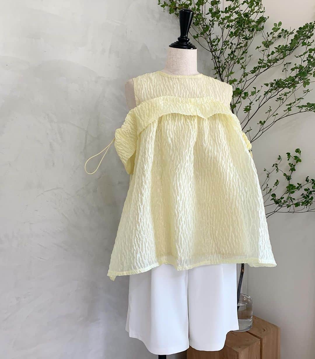 Y's Stellaのインスタグラム：「. 🍋Recommend item 大人気！ 二の腕の気になる部分もさり気なく隠れます😶‍🌫️  #シアー#オフショル#夏ワンピ#旅行#女子会#トップス」