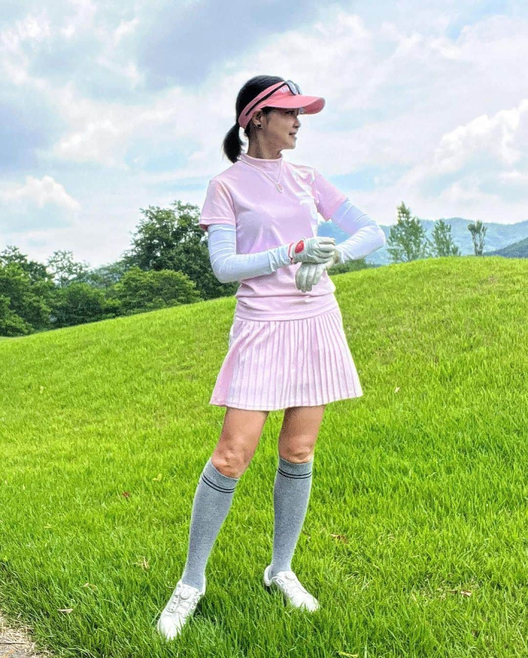 吉田玲奈さんのインスタグラム写真 - (吉田玲奈Instagram)「⛳️ ピンクコーデ❤︎ ピンクは1番暑さを軽減できるらしい☺︎ そして素材が軽くて柔らかくて涼しい✨  #callawaygolf  #callawayapparel  #キャロウェイアパレル #氷嚢 #夏ゴルフ #ゴルフ女子  #ゴルフ大人女子 #golf #golfwear  #ゴルフコーデ #ごるふ女子  #ピンクコーデ #eyevol  #zaapfamily  #reinagolf」7月20日 21時13分 - reina.yoshida.ciel.1218