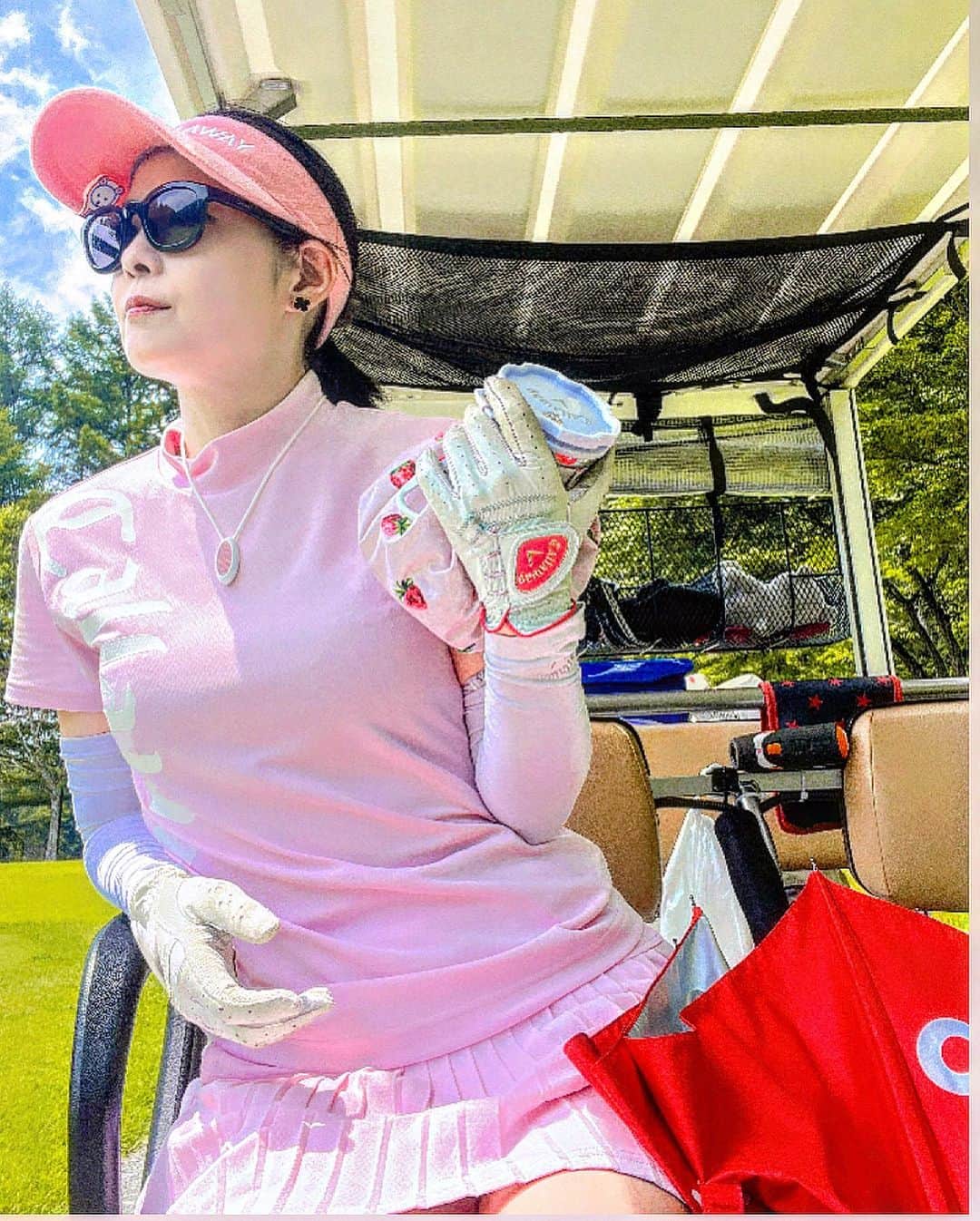 吉田玲奈のインスタグラム：「⛳️ ピンクコーデ❤︎ ピンクは1番暑さを軽減できるらしい☺︎ そして素材が軽くて柔らかくて涼しい✨  #callawaygolf  #callawayapparel  #キャロウェイアパレル #氷嚢 #夏ゴルフ #ゴルフ女子  #ゴルフ大人女子 #golf #golfwear  #ゴルフコーデ #ごるふ女子  #ピンクコーデ #eyevol  #zaapfamily  #reinagolf」