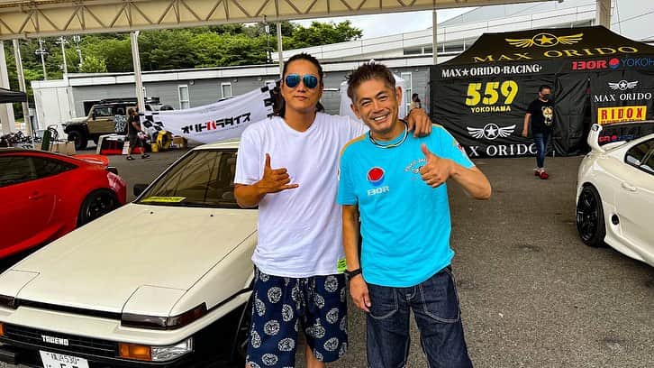 織戸学のインスタグラム：「まだまだエントリー募集 フューエルフェストに興味があれば絶対活用すべし  日曜日【イベント広場 エントリー まだまだ募集中】  8月11日 富士スピードウェイ全域で開催!の FUELFEST！  我々 オリドパラダイス はグランドスタンド裏、イベント広場を 貸し切り。  カスタマイズやチューニングを始めクルマを様々に楽しむクルマ好きの皆さんと  クルマ好きの夏祭り「サマーパラダイス」を開催。  もうエントリーは済んだかな？  コンテンツの詳細は後述するとして、  我々以外にも様々な場所でいろんなコンテンツが開催される、盛り沢山の FUELFEST。  エントリー方法が、参加するコンテンツによってバラバラなのが、ちょっとわかりにくい。  我々、イベント広場で開催「サマーパラダイス」は  スマホアプリ「マイガレージ」からエントリー参加・決済となります。  詳しくは画像を参照。  わからなければ、諦めないでオリパラ運営に問い合わせてね。  料金は FUELFSET のエントリー料金と合わせた形で、同額（22000円）となりますが、  イベント広場に駐車ができて、サマパラの独自コンテンツ（抽選会等）にも参加ができてお得。  ※ FUELFEST 同様に、同乗者分の FUELFEST入場券が付属します。  実はこれ、FUELFEST の 一般来場券（33000円）より安いんです。  バイク参加も11,000円で可能です。  特別展示エリアは、スタンド側にスペース用意、  パドック側からトンネルを抜けてくる来場者の方に壮観に見てもらいたいね。  ※ 特別展示エリアへの駐車は +10000円となります （アワード対象車両 ）  そして、サマーパラダイスの独自のコンテンツとしては、  オリパラ恒例の、YOKOHAMA プレゼンツ 前止め選手権。  優勝者には愛車のタイヤ1台分をプレゼント。  みんなの挑戦を待ってる。  特別展示（ショーカー）エントリーでは、 来場者の投票で決まる最高な１台（アワード）を決定。  イベント広場会場で、ブースやデモカー展示ともり上げてくれる、  メーカーやショップさんも20社以上！   ありがとうございます！  出展企業一覧 https://autoage.jp/event/samapara2023/makerlist  MAX ORIDOブースも勿論、僕のクルマも展示します。  茉彩の車はレッドカーペットをひいた女性オーナーエリアに。  更に出展社さんから頂いた豪華景品があたる大抽選会も実施。  そして FUELFEST 全体のコンテンツである  本コースラン、0-200 模擬レース、パレードランへも  オプションで参加ができます。  勿論 オリパラエントリーで、FUELFESTの他のコンテンツも楽しめる。  パドックは ショーカーやワイルドピードの世界観、  マルチコース では、フォーミューラードリフト のエキジビション、  それ以外でも各所でショーカー展示等が行われ、  更には、きゃりーぱみゅぱみゅのライブは勿論  ゲストとして 映画ワイルドスピードの  ハン役、サン・カンさんに加え、ローマン役のタイリーさんも来日。  会場で会えるかもね。  僕も楽しみにしている  我々のコンテンツも含め、FUELFESTを含め当日のどのコンテンツのチケット（エントリー）でも  ほぼ。すべての会場のコンテンツを見て回ることができる。  昨年はFUELFEST全体では3万人もの来場者が訪れたイベント  イベント広場はスタンドへの導線でもあり、ほとんどの人が数回は通る。  これだけ沢山の人に愛車を見てもらえる機会はそうあるものじゃない。  この夏最大の、カーフェスを、みんなと楽しみたい。  我々のイベント広場、「サマー!パラダイス」へのエントリー  お待ちしてます  詳細はこちらから ★夏だ！サマーパラダイス https://autoage.jp/event/samapara2023  ★お問い合わせ オリドパラダイス事務局 カーライフプロダクション オートエイジ メール：info@autoage.jp  @fuelfest_japan_  @fuelfest   @maaya_orido_559   @130ryokohama」