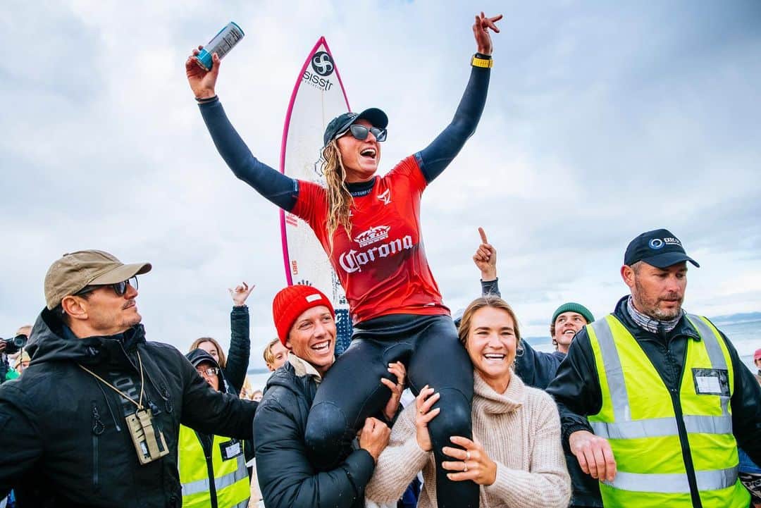 レイキー・ピーターソンのインスタグラム：「Dream come true! My favorite event on the calender and the one I’ve wanted to win most in my carrier. Thank you Jbay for loving me back! Thank you to everyone who supports me and believes in me. My incredible husband @thomas_allan truly couldn’t do this without you. @microsurfacademy thanks for being in my corner this event and sharing your knowledge with me! @picklummolly an honor to share a final with you my friend, you are surfing incredible and thank you for pushing me to be my best. Thank you to my friends who showed up and made yesterday so special. I Love you all!  WE DID IT! 🇿🇦🤍🥹」