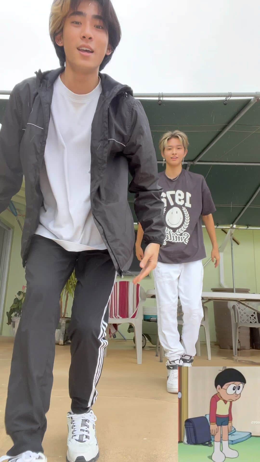 高澤笑大郎のインスタグラム：「カマキリダンス知ってる人いるかな?😗✋ めっちゃ雨降ってる🌧️ 笑 @のびた　  Devin: Hiya!   #Crossingrain #XR #xr #boyband #Hawaii #Oahu #Aloha #Music #Japan #Honolulu #Hilo #Kpop #Jpop #rap #singing #dance #have #courage #and #be #kind #ありのまま」