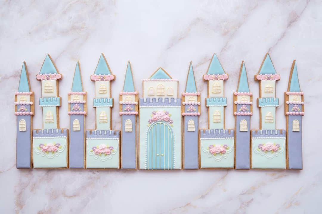 KUNIKAのインスタグラム：「Castle cookies for little princess's special birthday cake🎂 Thank you for ordering @ran_et_toi and special thanks  @chizu0116 🩵  お誕生日ケーキの飾りパーツ用で作ったお城のアイシングクッキー。 苺・ラズベリー・ブルーベリーたっぷりの2段ショートケーキのまわりにぐるっと一周つけていただいて完成🏰(写真２枚目) 楽しいお誕生日会の一部として、少しでも記憶に残ってもらえたら嬉しいな☺️💭🩵」