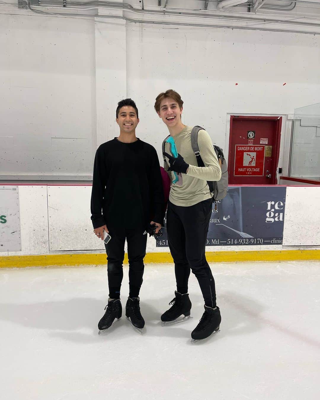 ローマン・サドフスキーのインスタグラム：「I finally got a smile out of him 😁😆 @lagha_zak」