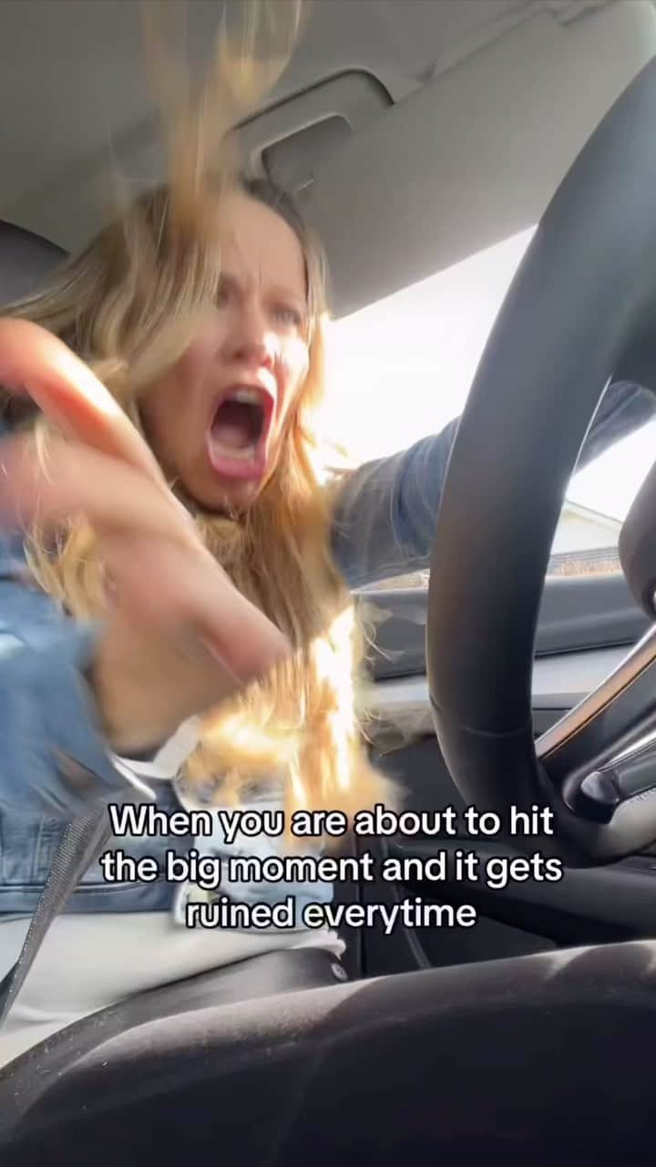 タミン・サーソクのインスタグラム：「Every time I’m in the car singing. It’s like she knows what part of the song.  Am I right?! 😂 #funnyvideos #iwillalwaysloveyou #travel #comedy」