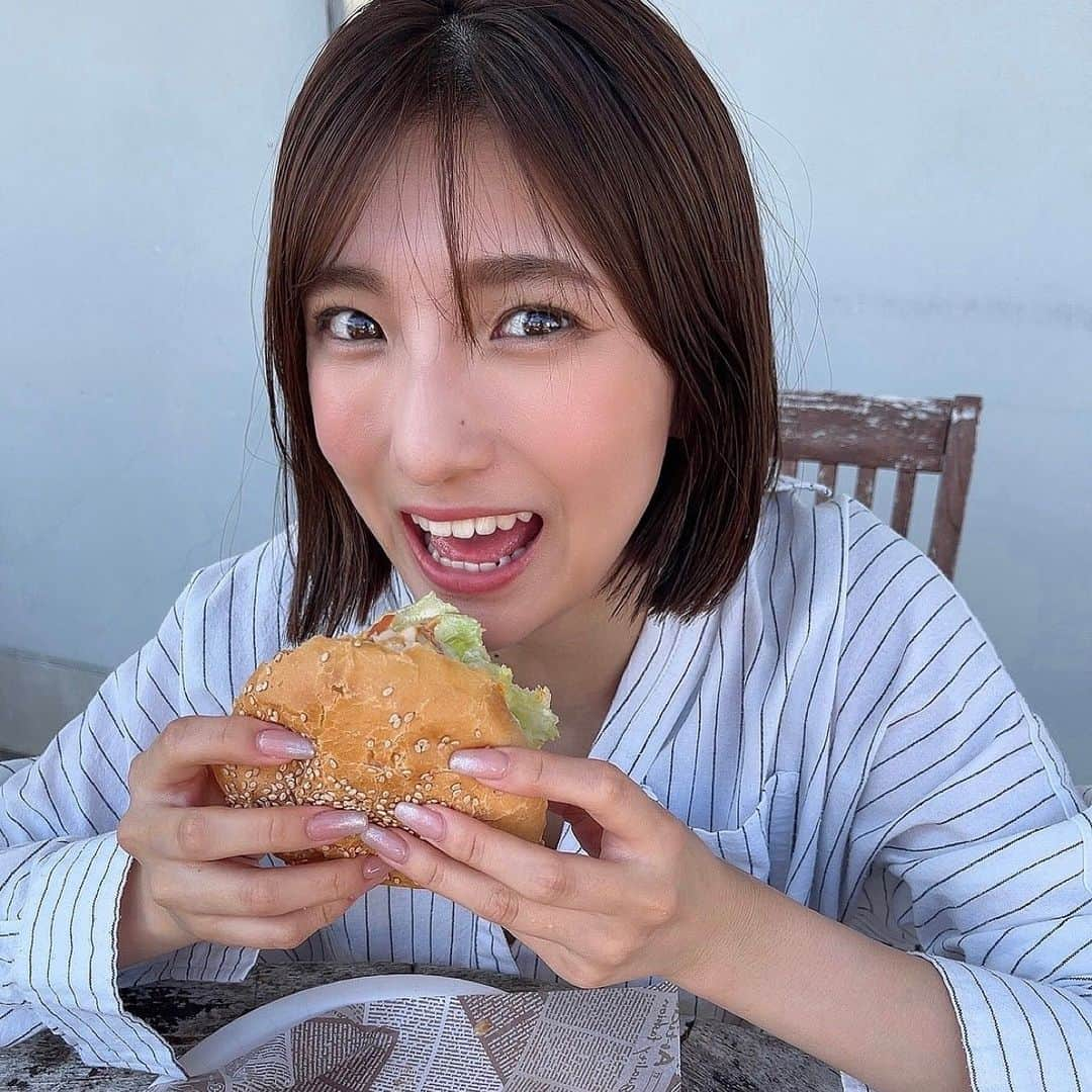 三田悠貴さんのインスタグラム写真 - (三田悠貴Instagram)「いつかの撮影終わりの下田バーガー🍔  空腹のお腹にジャンキー入れた瞬間の顔やお🤭 華金ですね✨今日も1日お仕事頑張ろねえええ！！  来週の金曜日はみんなにお知らせが！！楽しみにまっててね🧡 いつもありがとう☺️  #オフショット#グラビア#撮影#三田悠貴」7月21日 6時55分 - mitachan_y