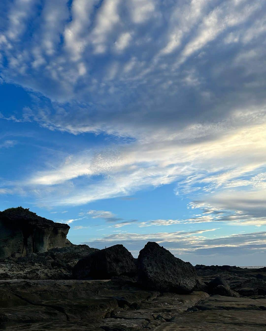 戸崎奈津さんのインスタグラム写真 - (戸崎奈津Instagram)「--日本で最後に沈む夕日🌅-- 📍与那国島  曇りで残念🥲 晴れるとすんごい綺麗なスポットらしい😌  📸 @shin_h0818   #与那国島 #夕日 #sunset #yonaguni #okinawa #沖縄 #与那国 #ダイビング #乗馬 #沖縄旅行 #旅行 #海　#yonaguniisland #diving #日本最西端 #国内旅行 #natsu_trip🌸」7月21日 6時55分 - naa_tsu0827