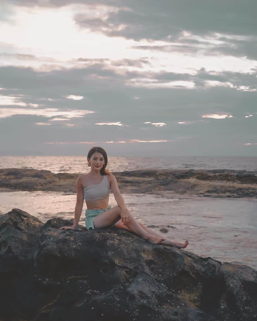 戸崎奈津さんのインスタグラム写真 - (戸崎奈津Instagram)「--日本で最後に沈む夕日🌅-- 📍与那国島  曇りで残念🥲 晴れるとすんごい綺麗なスポットらしい😌  📸 @shin_h0818   #与那国島 #夕日 #sunset #yonaguni #okinawa #沖縄 #与那国 #ダイビング #乗馬 #沖縄旅行 #旅行 #海　#yonaguniisland #diving #日本最西端 #国内旅行 #natsu_trip🌸」7月21日 6時55分 - naa_tsu0827