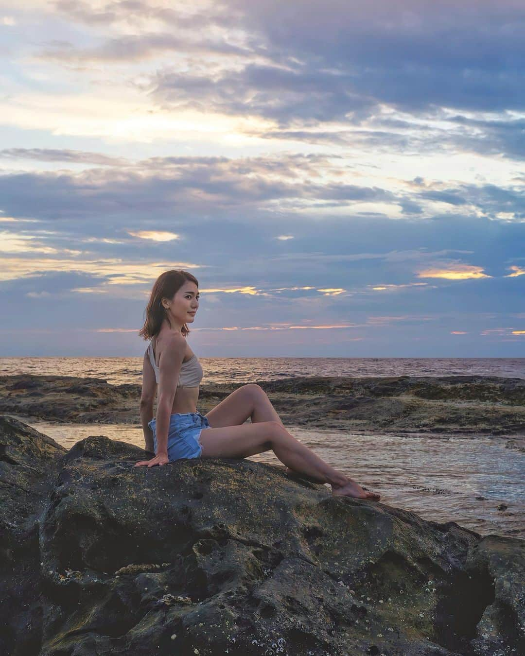 戸崎奈津のインスタグラム：「--日本で最後に沈む夕日🌅-- 📍与那国島  曇りで残念🥲 晴れるとすんごい綺麗なスポットらしい😌  📸 @shin_h0818   #与那国島 #夕日 #sunset #yonaguni #okinawa #沖縄 #与那国 #ダイビング #乗馬 #沖縄旅行 #旅行 #海　#yonaguniisland #diving #日本最西端 #国内旅行 #natsu_trip🌸」