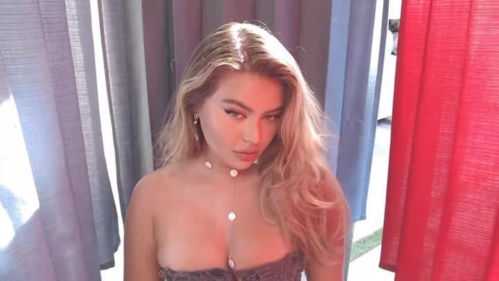 のインスタグラム：「New hair color by the best @imtorielyse 🤍🪽✨」