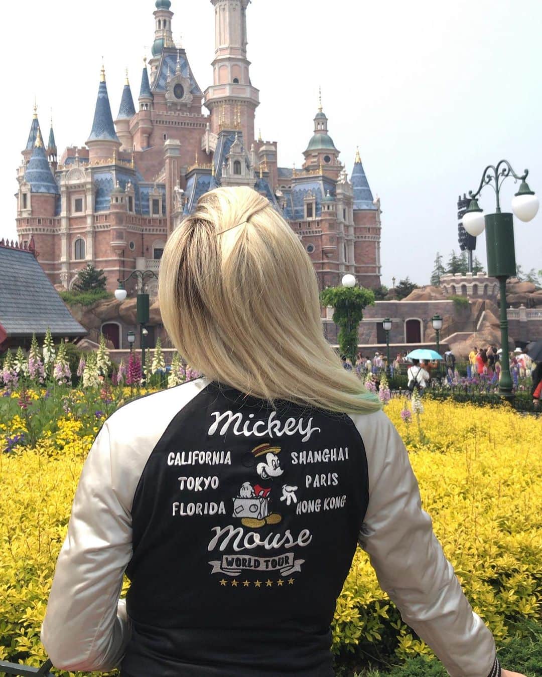 ホリー・マディソンのインスタグラム：「Reminiscing about going to all the parks ✨✨✨」