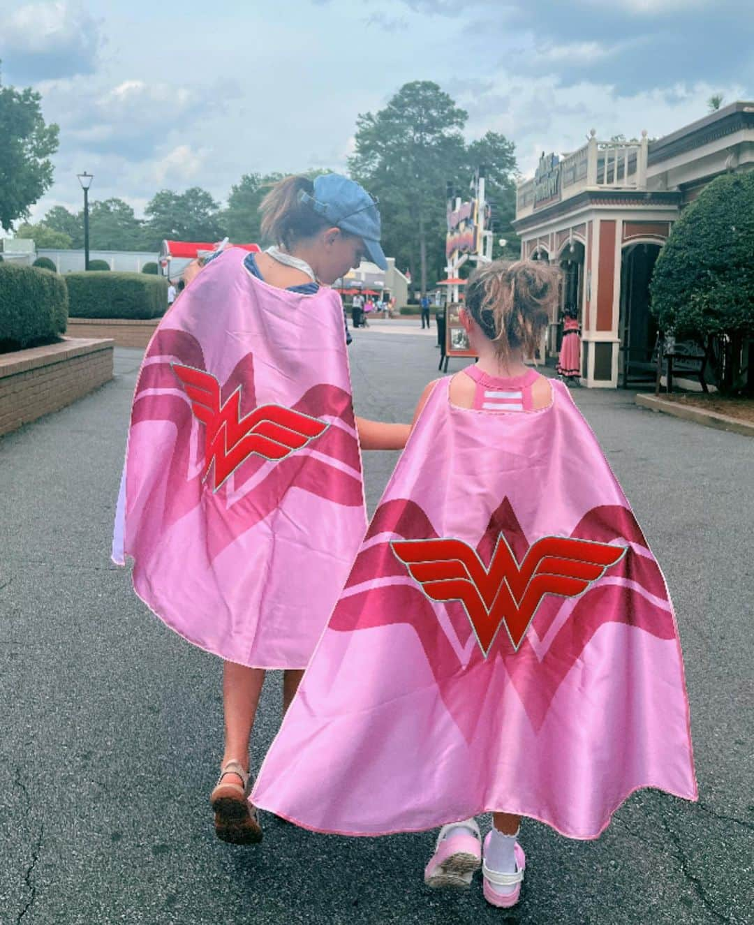 ミリー・ボビー・ブラウンのインスタグラム：「had the best time today at @sixflagsovergeorgia ! thank you for having me ♥️🎢🍦🎡 #SixFlagsMemories #SixFlagsOverGeorgia」