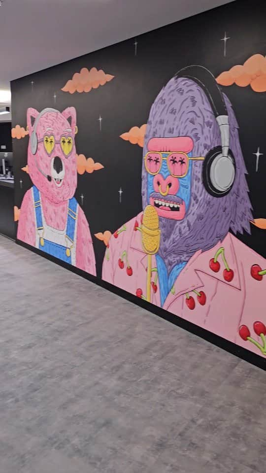 MULGAのインスタグラム：「Squizzing at the finished mural in Tik Tok's Sydney office🩷  #mulgatheartist #mulgakongz #mural #muralist #muralart #australianart #australianartist #GorillaArt #WombatMural #TikTokArtists #MuralMasterpiece #WildlifeWallArt #PaintingGorillas #ArtisticWombat #TikTokMural #ArtisticExpressions #MuralMagic」