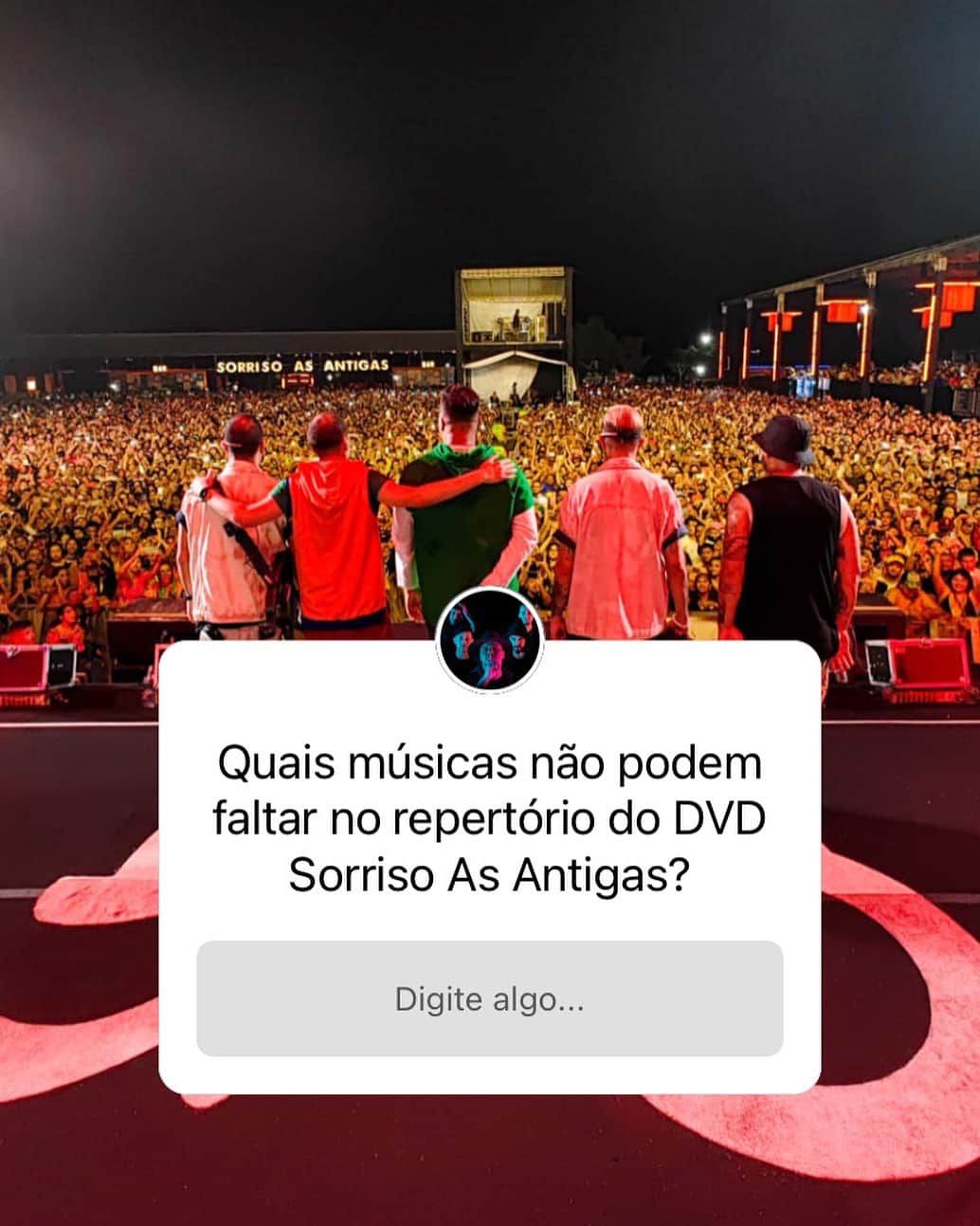 Sorriso Marotoのインスタグラム：「Comenta aqui quais não podem faltar, turma! 🎶  Preparem-se, faltam só 2 dias para a primeira parte da gravação do nosso DVD  Sorriso As Antigas, que vai rolar esse sábado em Belo Horizonte. 🙌🏽💥  Estamos chegando MINEIRADA, ainda dá tempo de garantir seu ingresso pra sofrer com a gente ao som das antigas! 🧡🤧」