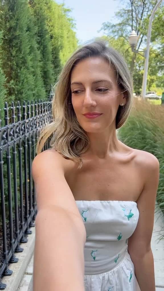 Anna Jane Wisniewskiのインスタグラム：「I’m ok with being late to a tiktok trend if it means i can give this dress a little twirly twirl. Sharing this along with some other dresses for upcoming and weddings you might have (my most asked by far!).   Check it out here: https://liketk.it/4eDsS」