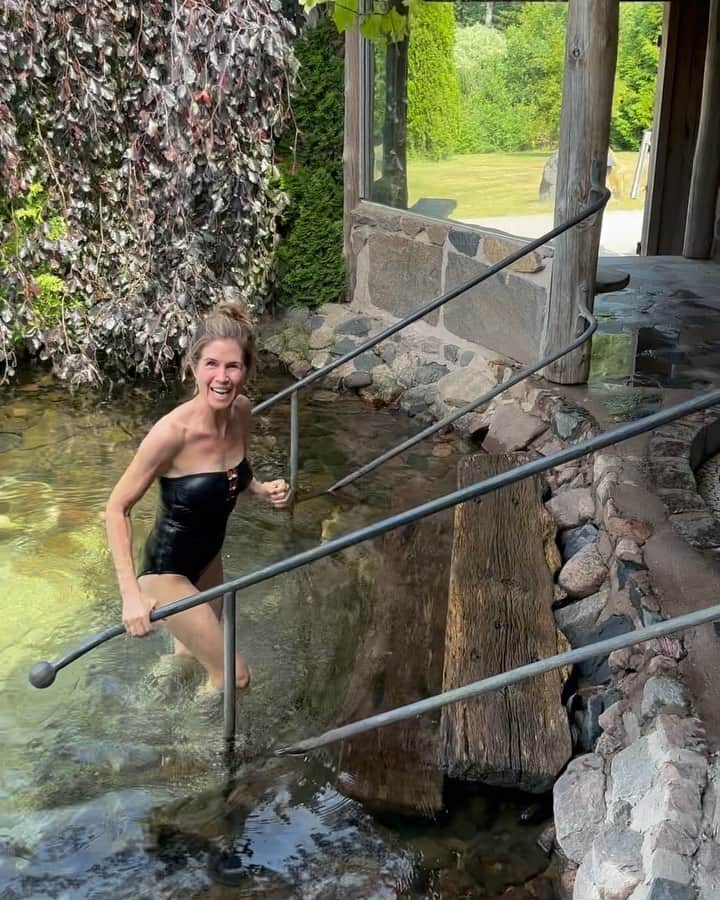 グッチ・ウェストマンのインスタグラム：「Throwback to cold plunging 🥶 at the epic Ästad Vingård spa in Sweden! Petal was much braver than us 😂👏🇸🇪   The whole family had an unbelievable experience. 🧖🏻‍♀️💫 11 different saunas and natural cold water pools–highly recommend!!   Swimsuit by @eres xx  #TBT #eurotrip #summer2023」