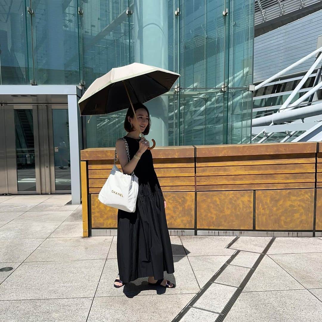 星玲奈のインスタグラム：「先日、娘と朝一コナン映画したとき😌🎞️ この日は暑すぎて何着ていいかわからなくて、、ワンピ1枚。 これからこういう服装増えていくんだろうなー 背中の開きがかわいくて買ったこのワンピ。 『ママ！そんなとこあけて！触られたらどうするの！！』 と娘に怒られた🥺 危機管理能力が育ってることにホッとした😌笑 けど、このワンピはかわいいので着たいです笑　背後に気をつけて着ます🫡  dress @unitedarrows_official #unitedarrows  shoes @manoloblahnik @drawerofficial #manoloblahnik #drawer  bag @chanelofficial #chanel #chanel22   . #coordinate #fashion#outfit #ootd#instafashion #コーデ#コーディネート#ファッション#ワンピースコーデ」