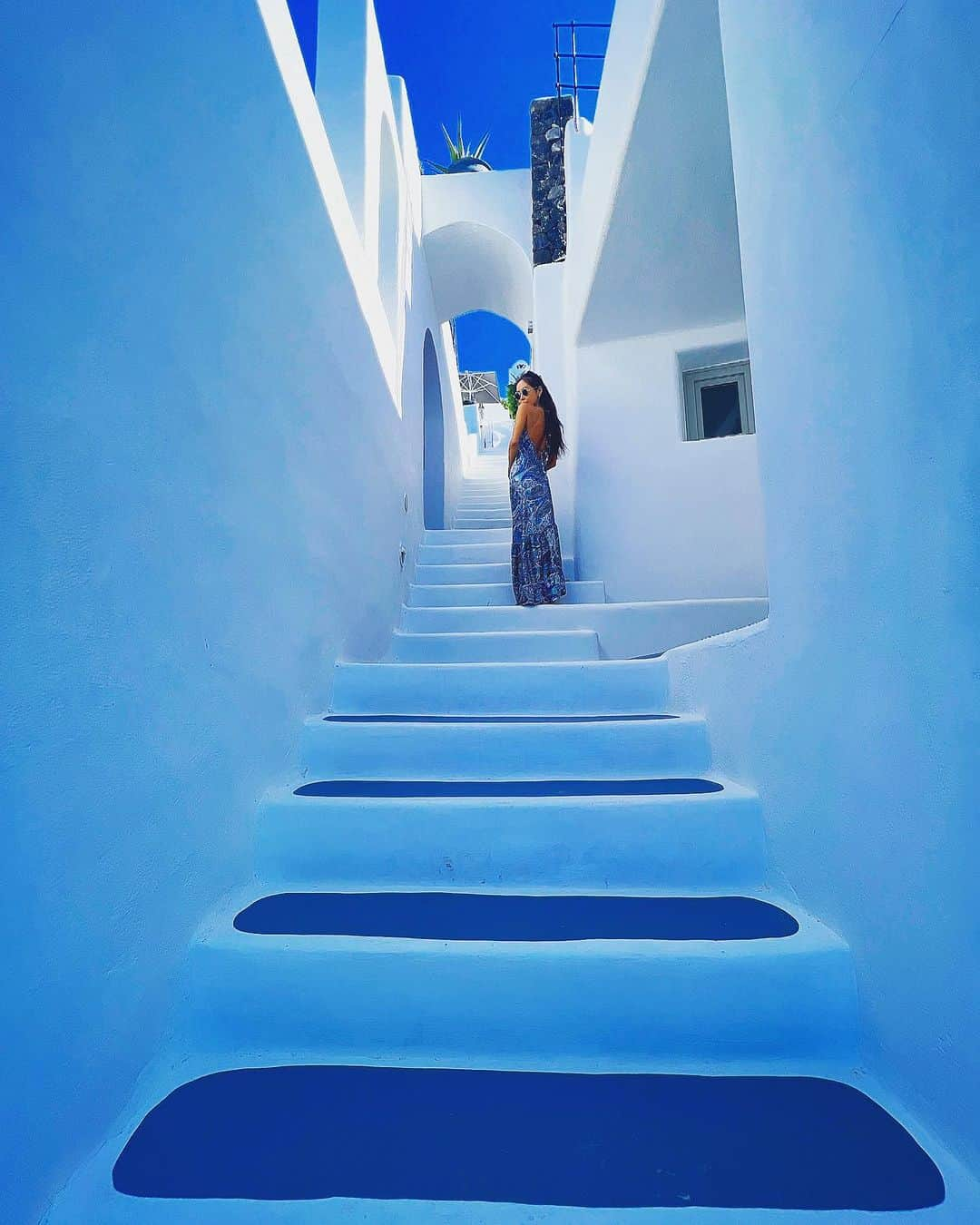 荒木さやかのインスタグラム：「" 🤍 " A world of blue and white💙 何度来ても好きな場所。 #Santorini #Greece #サントリーニ #ギリシャ」