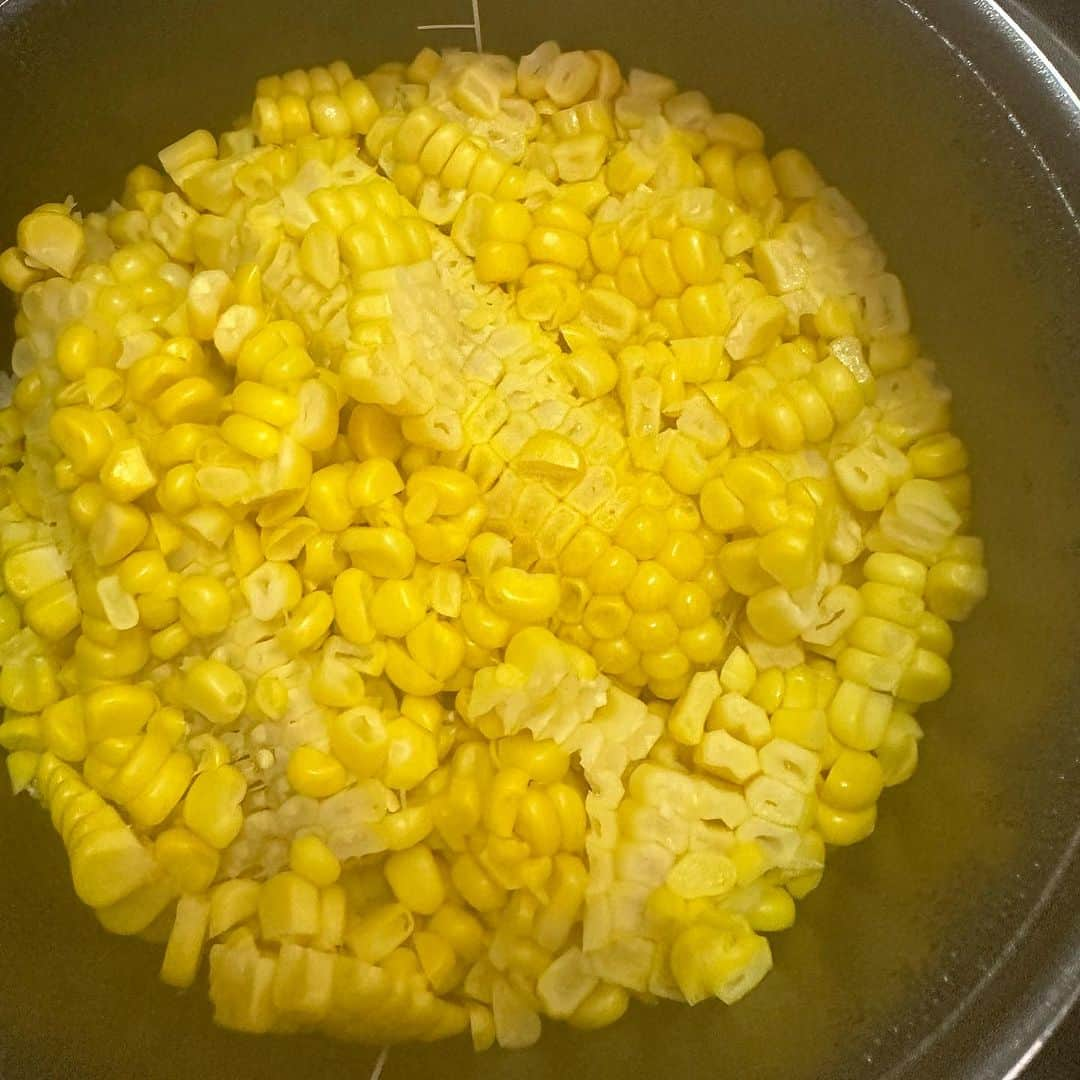 川原由維のインスタグラム：「とうもろこし🌽ご飯😋  地元茨城のとうもろこし🌽がめちゃくちゃ美味しい😋 今年は甘くて出来が最高👏  おにぎりに🍙して、ゴルフにも持って行く😎  #茨城産 #とうもろこし #とうもろこしレシピ #とうもろこしご飯」