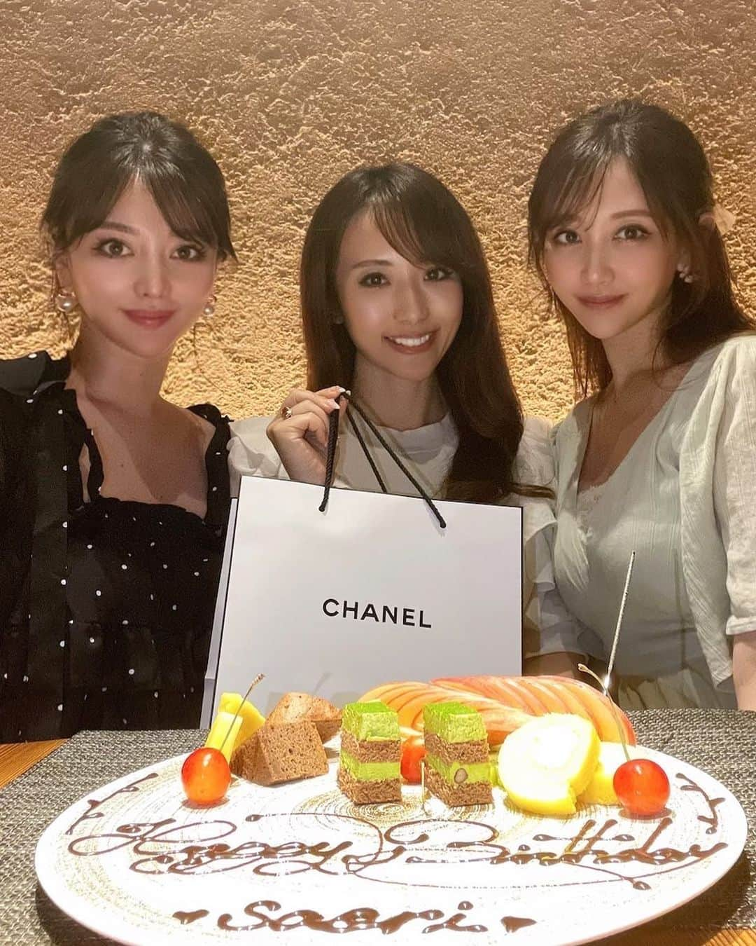 太田莉加のインスタグラム：「・ ・ HappyBirthday🎂  今年もお祝い出来て嬉しい🥰 幸せだなぁ🩵 いつもありがとう✨   #美波さおり #あやまろ #ゆーしー #りかぱんだ #誕生日おめでとう」