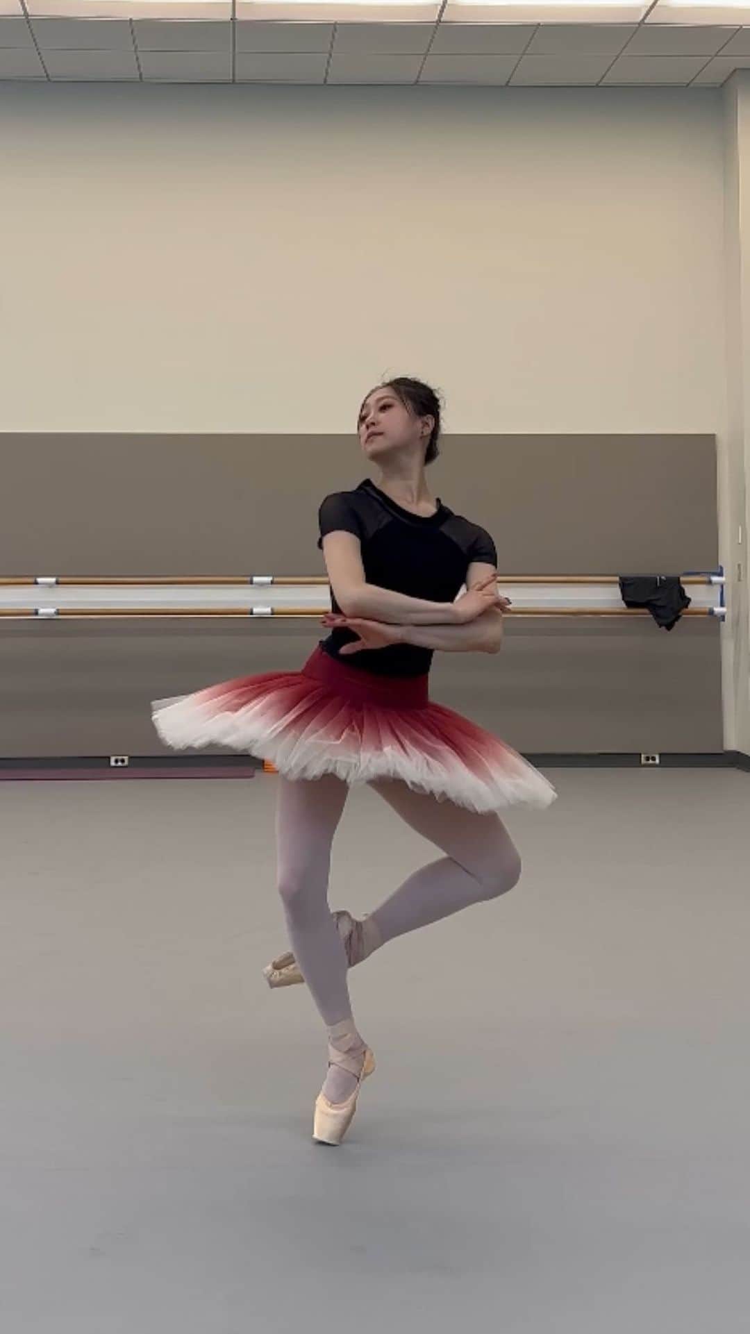 倉永美沙のインスタグラム：「My first attempt 🙈  ライモンダ。今日初めて習いました。  #firsttime #learning #ballet #ballerina #ballerinalife #バレエ　#バレリーナ　#tutu」
