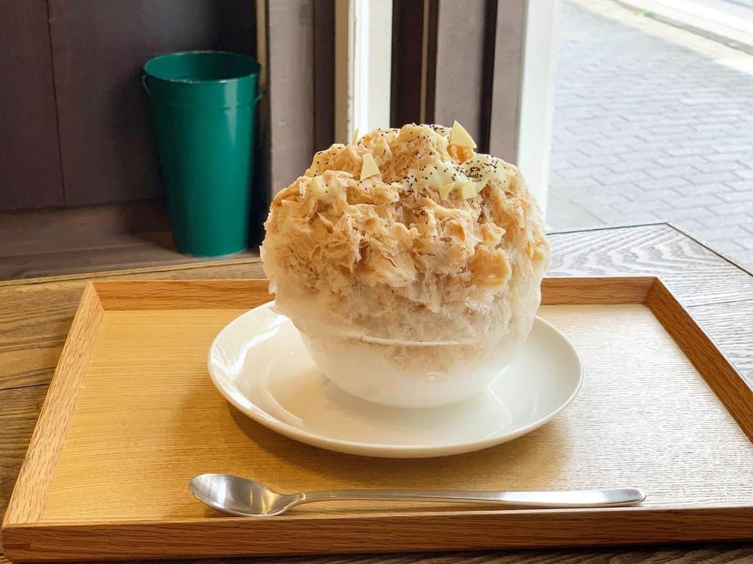 原田麻子のインスタグラム：「ホワイトチョコとロイヤルミルクティー  小さめシリーズから。  リピート。 優しいミルクティーとパリパリ白チョコ、紅茶の茶葉が少しふりかけてあって良い香り。  食べきりサイズなのでするする。  #かき氷#かき氷🍧#おやつ#ごはん#sweets#shaveice#東京かき氷」