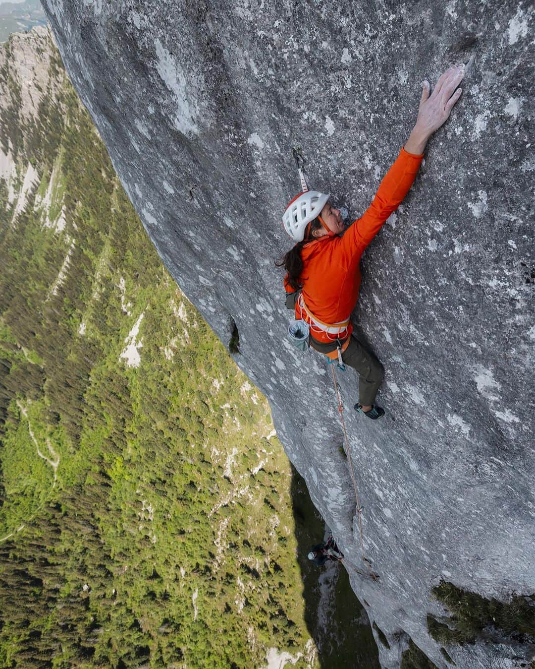 ニナ・カプレツさんのインスタグラム写真 - (ニナ・カプレツInstagram)「Climbing long routes requires a ton of self-confidence, experience, and courage.  For @ninacaprez, "Yeah Man", 350m/8b+ has always lingered in the back of her mind since her close friend Giovanni Quirici sent it. Nina chose to climb this route to honour Giovanni who he passed away back in 2011 on the North Face of Eiger.  "Earlier this spring, I met teammate @jonathansiegrist at the beginning of his trip to Europe and he actually asked me if this route would be something I'm interested in.  I'll admit, I was a bit intimidated by such a big route after giving birth only 8 months earlier, but back in June my partner Jérémy and I hit the road towards the Gastlosen. An iconic mountain range in the heart of Switzerland.  Since Jonathan was still busily sport climbing in Céuze, I started the route with my au-pair Pauline Maheo. It was such a great adventure and it was so much fun introducing Pauline to my world of working on a hard multi-pitch route.  I felt good climbing, and so did Pauline. We both freed every pitch up to the 8b+. I only had one little fall in pitch 4, a 7c, so I had to climb it again, but the rest went all first-go.  We arrived tired at the bottom of the 8b+ and I tried to remember how I felt, physically and mentally, before sending some other hard routes in my career. I felt fatigued, but I was also so excited to give this a try since I knew I was able to send.. and send I did. I felt free in my movements, it felt like playing a nice game, knowing that I had nothing to lose. I could feel the energy of the mountain, the deep power coming from my daughter, my partner, and Pauline. With that feeling, I climbed to the top." - Nina Caprez  "Yeah Man", 350m/8b+ 7a+, 7b+, 7b+, 7c, 8a+, 8a, 8a, 8b+, 7a  📸: @jeremy_bernard_photography #arcteryx」7月21日 7時22分 - ninacaprez