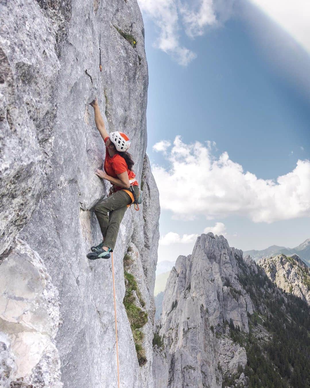 ニナ・カプレツのインスタグラム：「Climbing long routes requires a ton of self-confidence, experience, and courage.  For @ninacaprez, "Yeah Man", 350m/8b+ has always lingered in the back of her mind since her close friend Giovanni Quirici sent it. Nina chose to climb this route to honour Giovanni who he passed away back in 2011 on the North Face of Eiger.  "Earlier this spring, I met teammate @jonathansiegrist at the beginning of his trip to Europe and he actually asked me if this route would be something I'm interested in.  I'll admit, I was a bit intimidated by such a big route after giving birth only 8 months earlier, but back in June my partner Jérémy and I hit the road towards the Gastlosen. An iconic mountain range in the heart of Switzerland.  Since Jonathan was still busily sport climbing in Céuze, I started the route with my au-pair Pauline Maheo. It was such a great adventure and it was so much fun introducing Pauline to my world of working on a hard multi-pitch route.  I felt good climbing, and so did Pauline. We both freed every pitch up to the 8b+. I only had one little fall in pitch 4, a 7c, so I had to climb it again, but the rest went all first-go.  We arrived tired at the bottom of the 8b+ and I tried to remember how I felt, physically and mentally, before sending some other hard routes in my career. I felt fatigued, but I was also so excited to give this a try since I knew I was able to send.. and send I did. I felt free in my movements, it felt like playing a nice game, knowing that I had nothing to lose. I could feel the energy of the mountain, the deep power coming from my daughter, my partner, and Pauline. With that feeling, I climbed to the top." - Nina Caprez  "Yeah Man", 350m/8b+ 7a+, 7b+, 7b+, 7c, 8a+, 8a, 8a, 8b+, 7a  📸: @jeremy_bernard_photography #arcteryx」