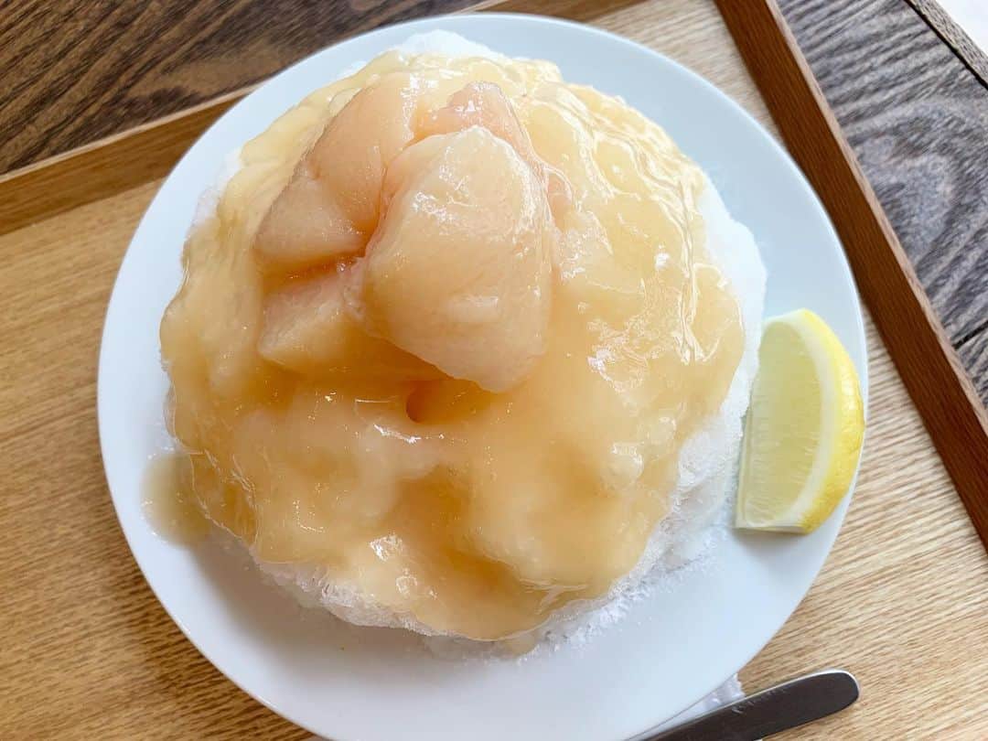 原田麻子のインスタグラム：「桃ミルク  つやんつやんのももソースとミルクのシンプルながらも間違い無い美味しさの一皿。  レモン絞るのが新鮮！ 去年もこのスタイルで、 美味しいなぁって思って。 桃の完熟具合も最高  #かき氷#かき氷🍧#おやつ#ごはん#sweets#shaveice#東京かき氷」