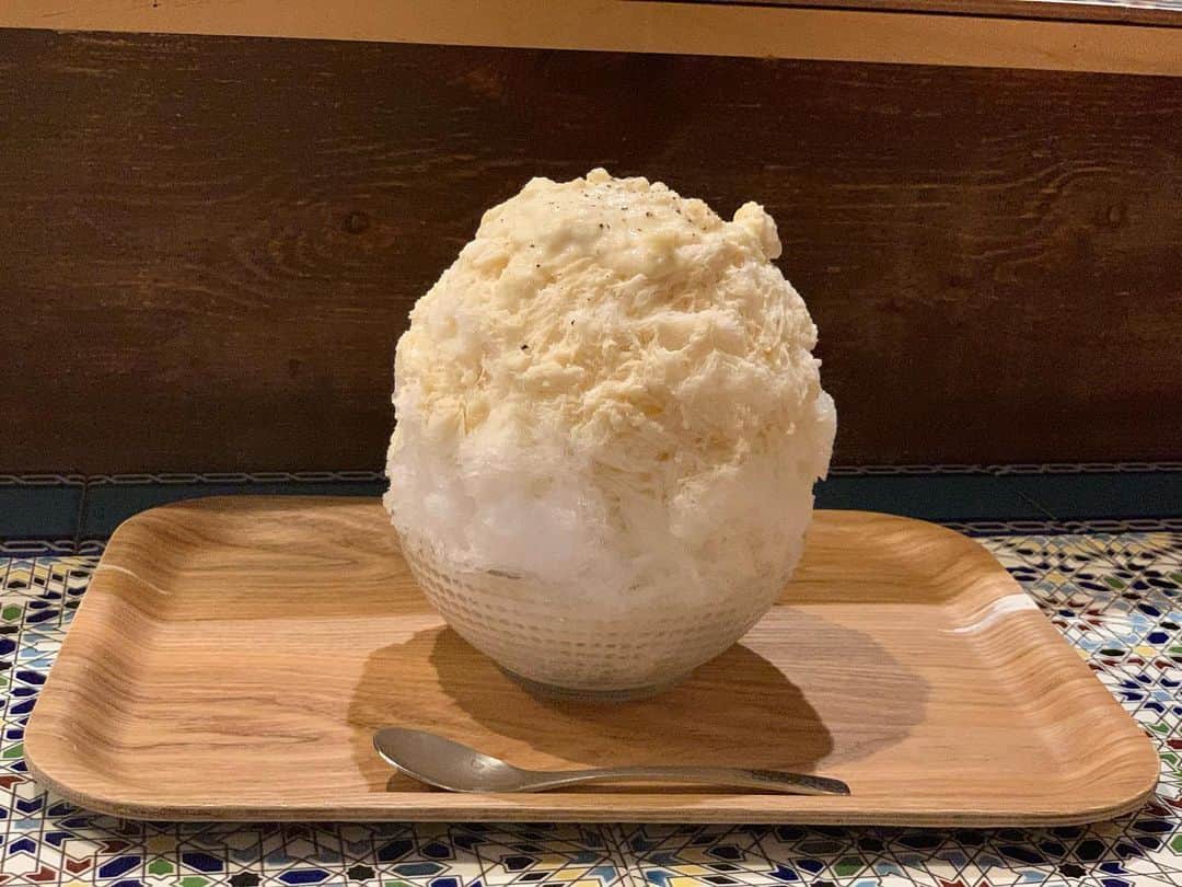 原田麻子のインスタグラム：「白とうもろこしと味噌  とうもろこしペーストにつぶつぶ感が残り甘さがあって美味しい。そこにあまじょっぱな味噌。  #かき氷#かき氷🍧#おやつ#ごはん#sweets#shaveice#東京かき氷」