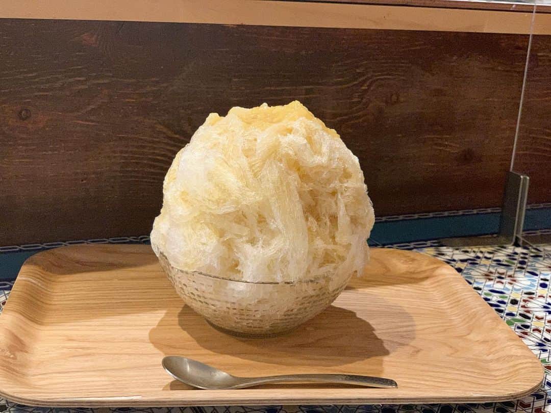 原田麻子のインスタグラム：「夏レモンとジャスミン  この前のレモンが美味しくてリピート！  やっぱり、レモンは皮が美味しいよね… 苦味感じるレモンソースとさわやかジャスミンたまらん  #かき氷#かき氷🍧#おやつ#ごはん#sweets#shaveice#東京かき氷」