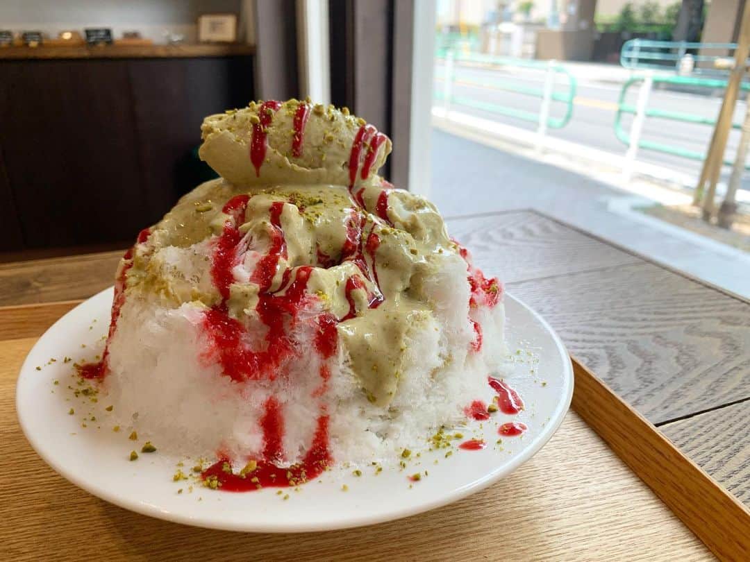原田麻子のインスタグラム：「ピスターシュ  ピスタチオとベリーってテッパンだけどそれだけにほんとに美味しいなと思うところって少なくて。  みずから選んでリピートするのはアンディラボさんくらい。  ソースもそうだけどピスタチオのアイスが絶品すぎる  #かき氷#かき氷🍧#おやつ#ごはん#sweets#shaveice#東京かき氷」
