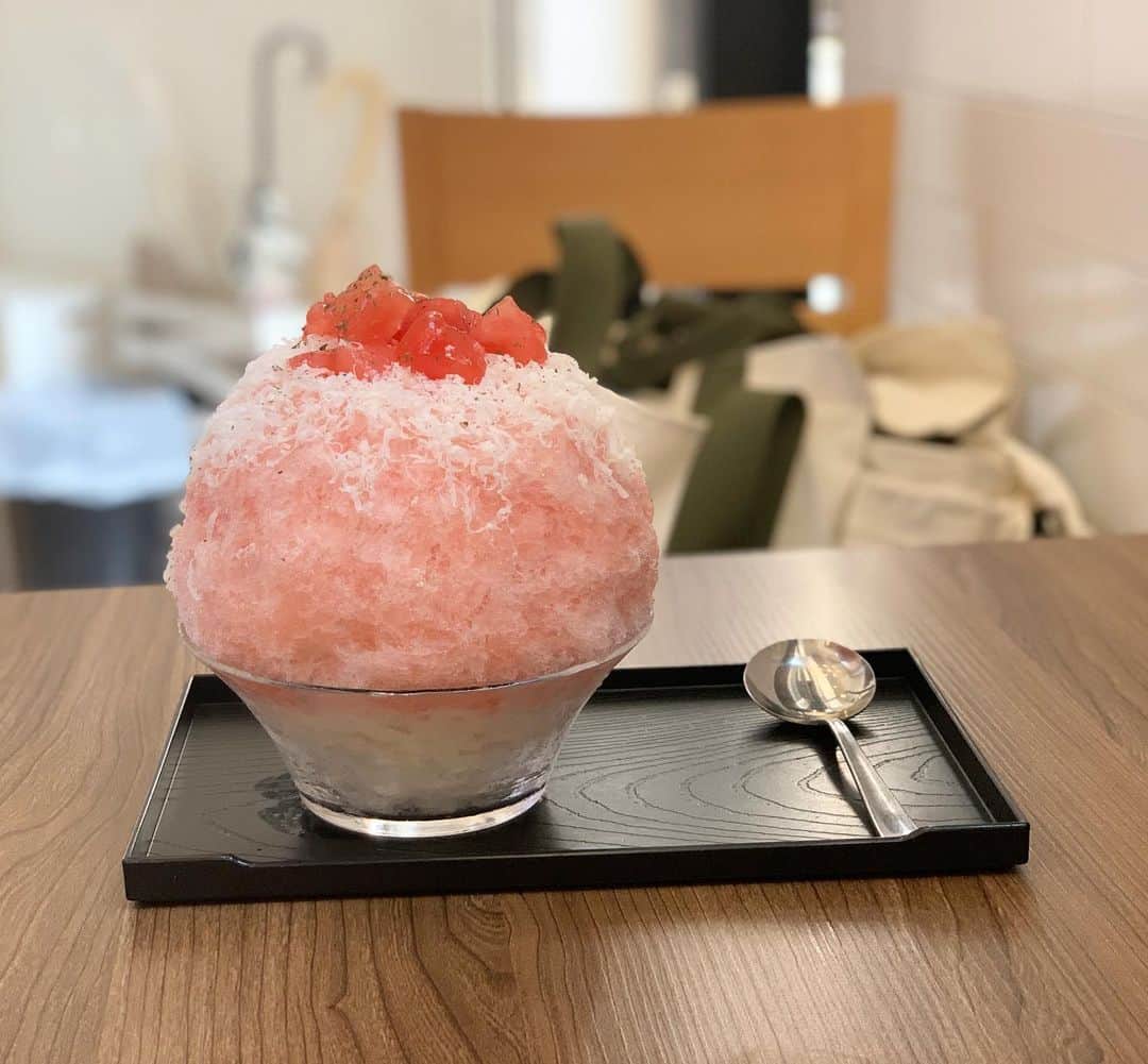 原田麻子のインスタグラム：「すいかむーちょ  久しぶりに！  🍉だいすき。 こちらでは初めてなのかな？  パルミジャーノと、 底にアーモンドミルクへの変化で スイーツぽさもあるすいか、新鮮だった  #かき氷#かき氷🍧#おやつ#ごはん#sweets#shaveice#東京かき氷」