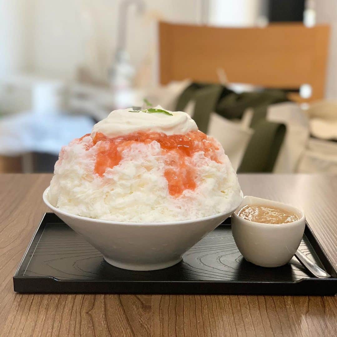 原田麻子のインスタグラム：「すもも太郎  もう直ぐ終わりとのことで、あんずと悩んでこちらに。  すももよりクリームとミルクがメインなので新生姜シロップ追加して大正解すぎたしゃりしゃりのすりおろし美味しい❤️  #かき氷#かき氷🍧#おやつ#ごはん#sweets#shaveice#東京かき氷」