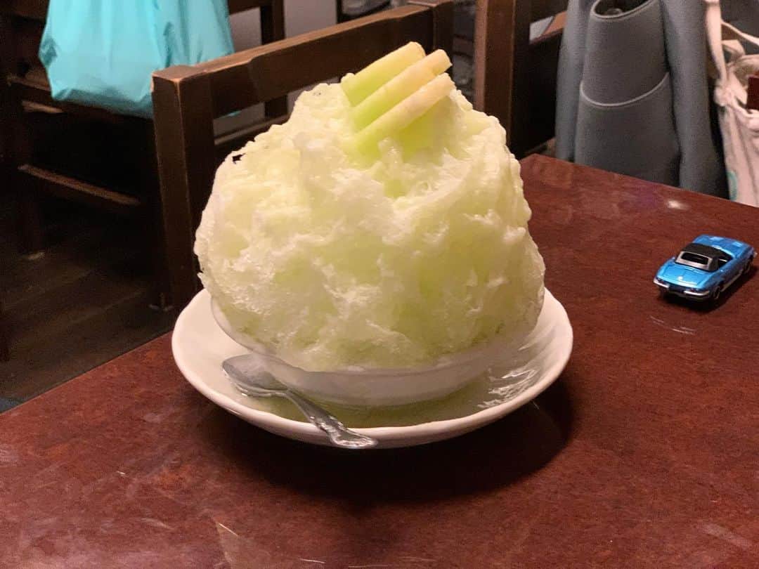原田麻子のインスタグラム：「メロン  保育園ピックアップ後におしゃると。  フレッシュメロンが美味しいー果肉も嬉しい。 暑かったのとしゃるがいるので急ぎ気味で食べ、 素焼きたこやきをしゃ？とのごはんに持ち帰り。  ともさんにいただいた桃ジュース。1本全部飲み切ってた…  大きくなったんだなぁ 最初は50mlあげようか80mlだと多いか…とか迷ってたのに」