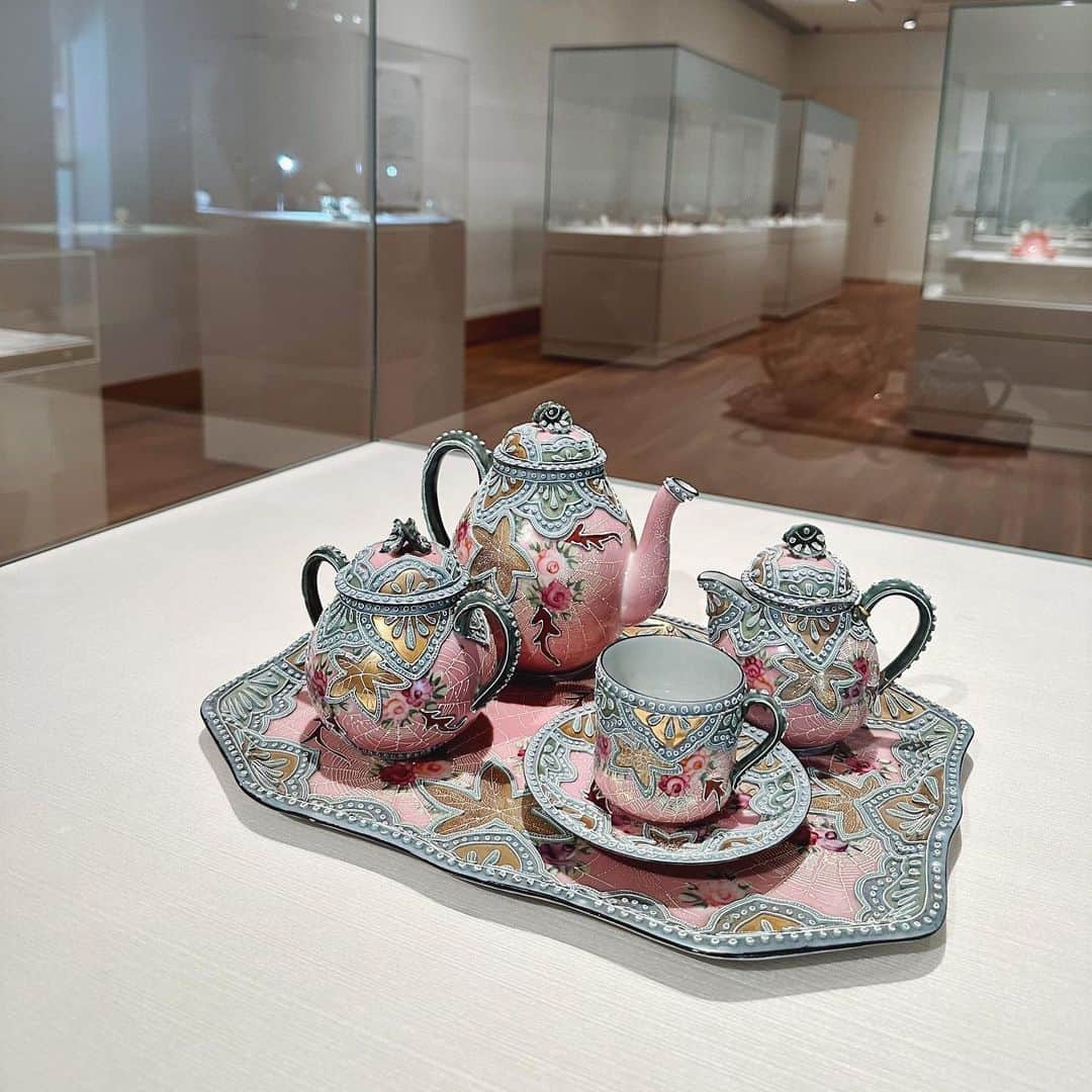 福井千佳のインスタグラム：「. . . 眼福と癒しをば。 @mcart_hyogo ☕️ . . 可愛さを必死で写真に納める福井を添えて。笑 . さ、さ、さ、さ、 今日も楽しもうー！🫶 . . . #デミタスカップの愉しみ#兵庫陶芸美術館#丹波焼デミタス#美術館巡り」