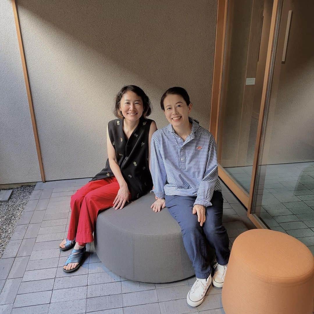 林千晶のインスタグラム：「宮永愛子の展覧会@ZENBI 鍵善良房  愛子さんの作品は、「時間」を考えさせてくれる。  ナフタリンをつかった作品は、箱の中で形はどんどん変われども、構成要素は同じことを教えてくれる。  東山窯の石膏型を使って生まれたガラスの猫には、2023年という今の空気を閉じ込めている。  過去と現在の邂逅。」