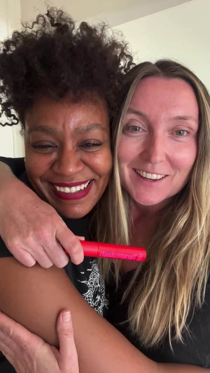 JO BAKERのインスタグラム：「If I call you or text you saying I’m popping over or I say I’m in your neighborhood….it means I’m coming by to whack some #tarantulash on you for Instagram Live 😁 ….. thanks in advance.  Cheers to my bestie best best forever sister wife @adrianejamison for squeezing me in for a quick demo ❤️‼️ #drivebylashing #bakeupnotmakeup #jobakermakeupartist #bestmascara #nonotice」