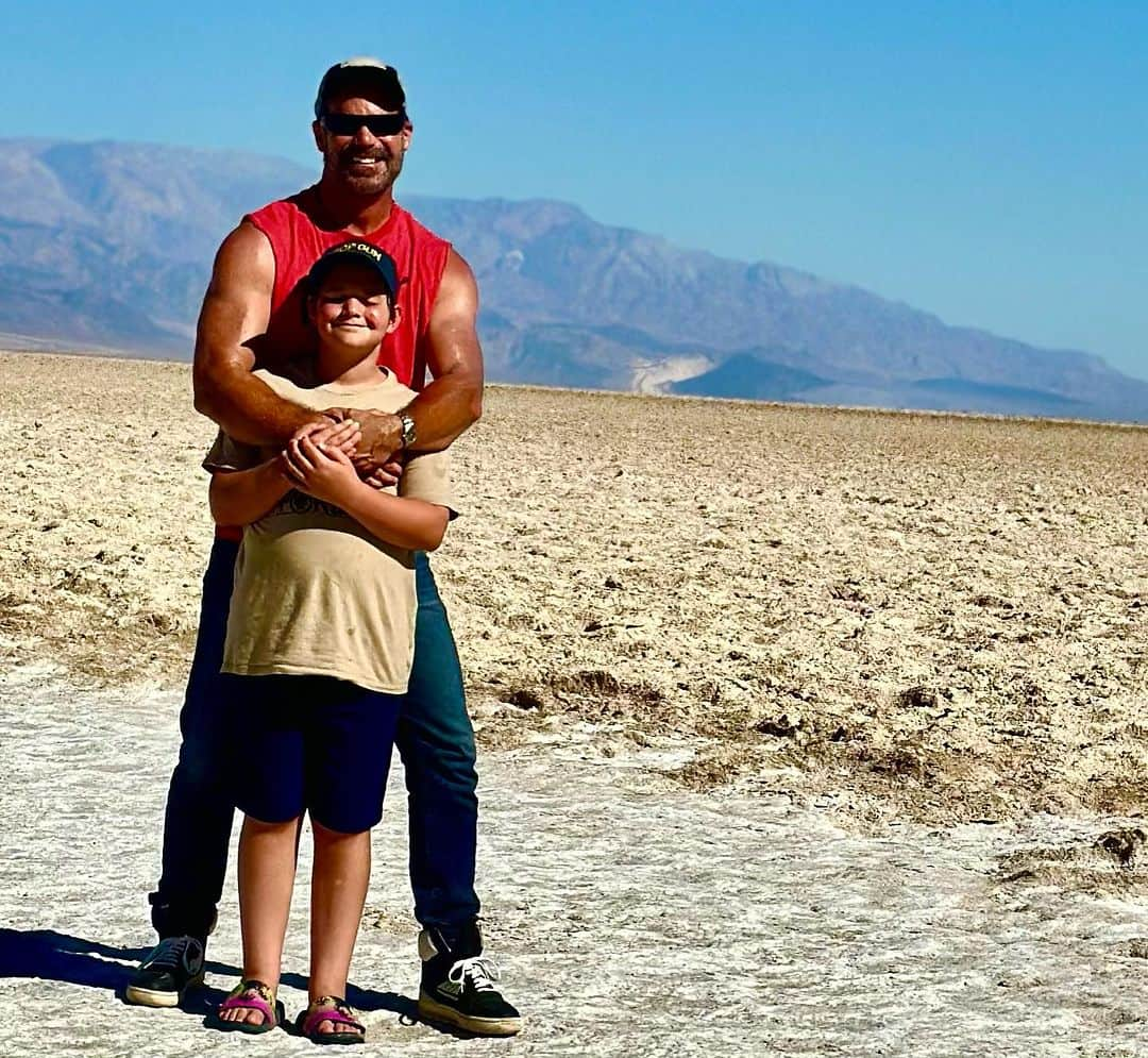 タック・ワトキンスのインスタグラム：「Thank you, Death Valley, for dramatically exceeding our expectations. Your marketing dept needs to work on your name. You’re beautiful! Pictured: Badwater Basin, Salt Field, “Artist’s Palette,” “Devil’s Golf Course, “282 Ft Below Sea Level”.」