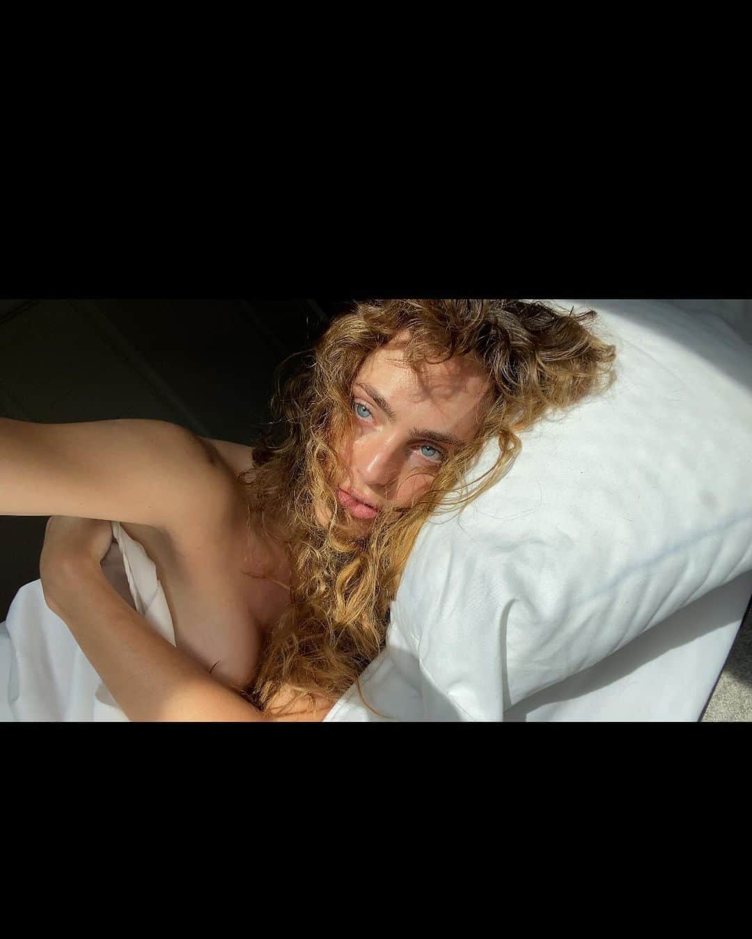 Marinet Mattheeさんのインスタグラム写真 - (Marinet MattheeInstagram)「Every morning I wake up as a lioness  Then I comb my hair  Select an attitude for the day And rarrr rarr rarrrr as the day goes on  I may forget who I am Till I go to bed  and she wakes up  again  lioness  Another day to keep remembering   -MM」7月21日 8時04分 - marinetmatthee