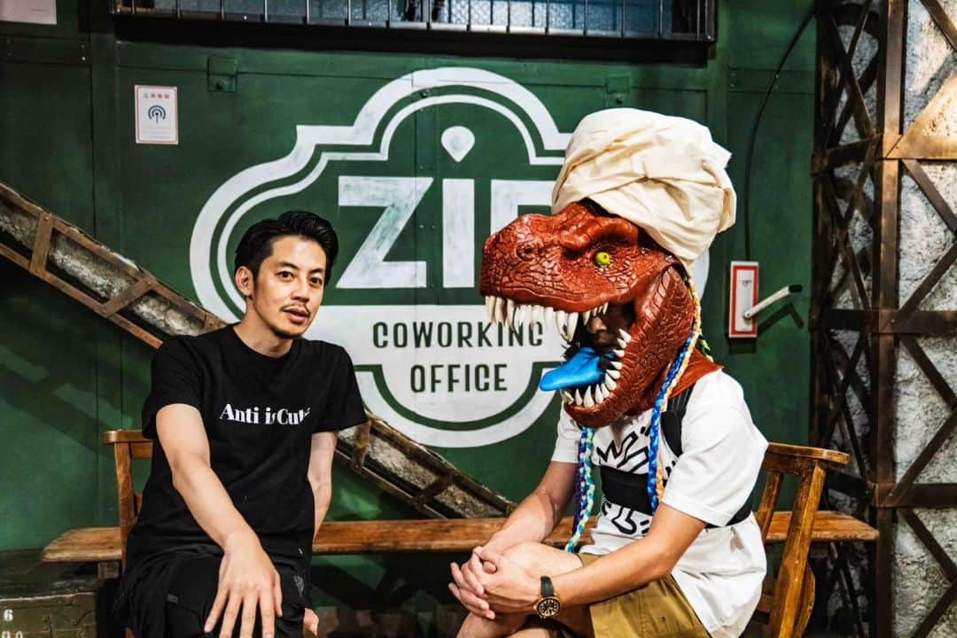 西野亮廣さんのインスタグラム写真 - (西野亮廣Instagram)「10月28日(土)に幕張メッセで開催する『えんとつ町の踊るハロウィンナイト』の打ち合わせ。  我らがバンドザウルスのデビュー戦です。  昨日はカジカジ(梶原雄太)のマスクのフィッティングがありました。 カジカジにはターバンを巻いてもらうことにしたのですが、それがイイ感じに大きくて、四頭身な仕上がりに。  やっぱ、恐竜はカッコイイなー。 はー、楽しみー。  『えんとつ町の踊るハロウィンナイト』のチケット発売は8月7日0時です。」7月21日 8時04分 - japanesehandsome