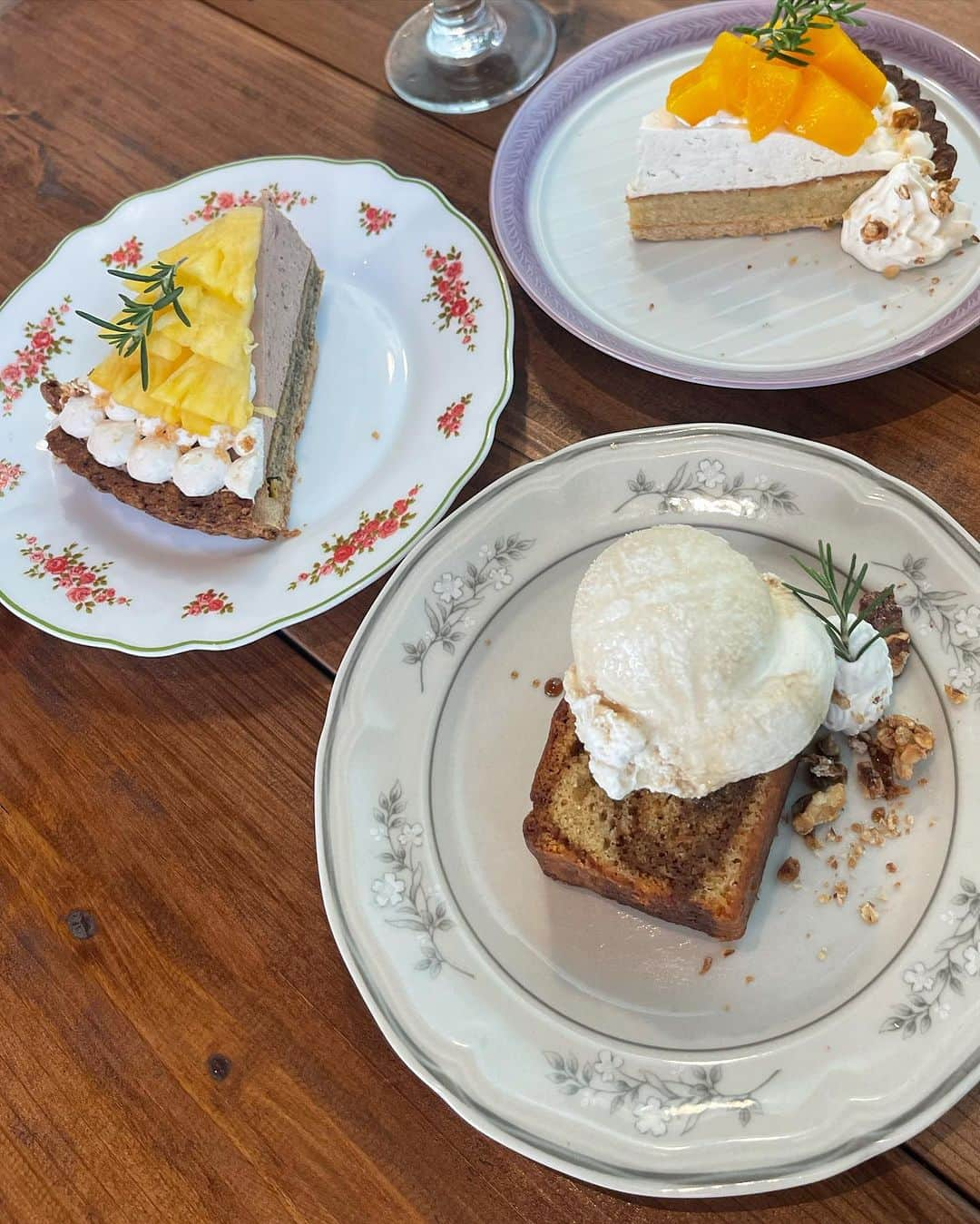 大森美知さんのインスタグラム写真 - (大森美知Instagram)「🥛🧁🍩🍯🍪🍮 生きてきた分の量の甘い物 食べてる最近。 つわりもなく、甘いのが好きになって 嫌いな食べ物が好きになって 順調に体重増加してるな。笑  沖縄の渋い喫茶店みつけた☕️ 塩キャラメルケーキにアイストッピング推し🥄  #沖縄#okinawa#喫茶店#スイーツ  #沖縄cafe #マタニティライフ#妊娠 #マタニティ#男の子ママ」7月20日 23時11分 - michi_oomori_official