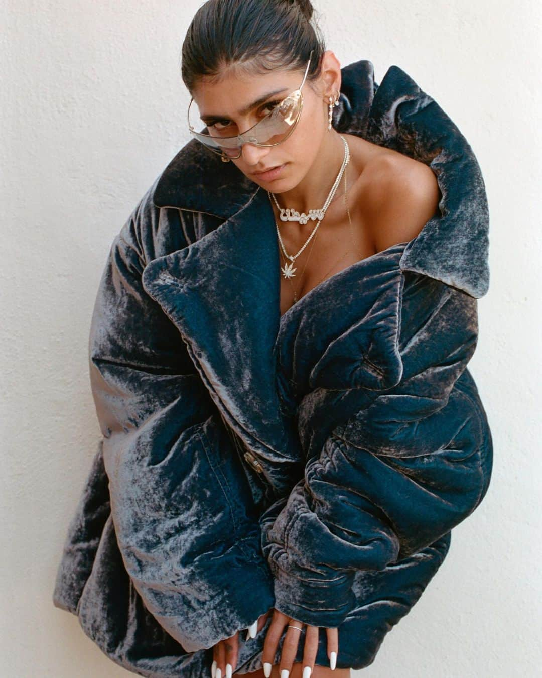 ミア・ハリファさんのインスタグラム写真 - (ミア・ハリファInstagram)「Mr. Jones and me stumbling through the barrio 🧚🏽‍♀️ @mattjonesphotography_ caught me wearing @acnestudios in Paris 💫」7月20日 23時05分 - miakhalifa