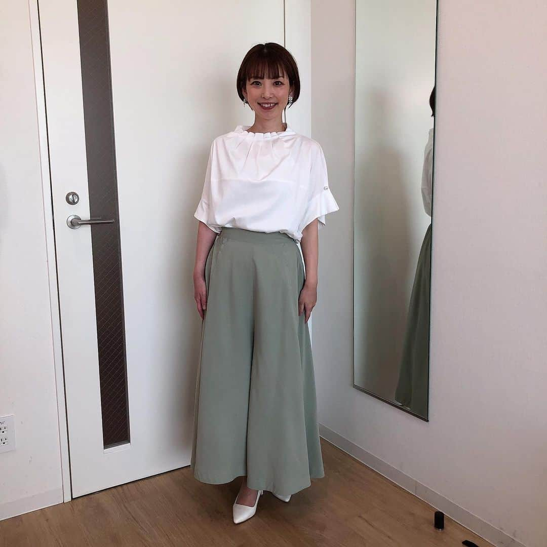 奈良岡希実子のインスタグラム：「髪を久しぶりにばっさり切りました🙂 髪を洗う時間も乾かす時間も短縮されて楽〜✨  きょうのミヤネ屋の衣装です💁‍♀️ #PR #ミヤネ屋 #気象予報士 #衣装 #aries_official_acct さん #いつもありがとうございます」