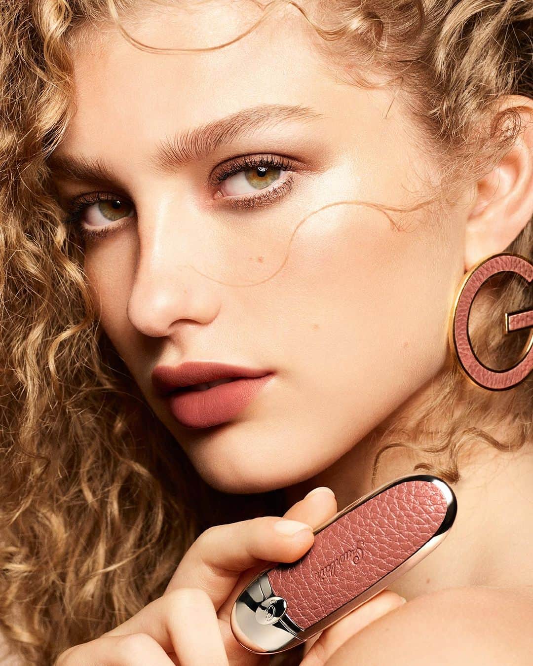 ゲランさんのインスタグラム写真 - (ゲランInstagram)「Rouge G Naturally. ​ Dorit Revelis wears Rouge G Luxurious Velvet No. 159 – Warm Almond, a velvety warm beige with a timeless look, paired with the Rosewood case and Ombres G - 258 Wild Nudes.  #Guerlain #GuerlainMakeup #RougeG​ #Lipstick #NudeMakeup」7月25日 0時35分 - guerlain