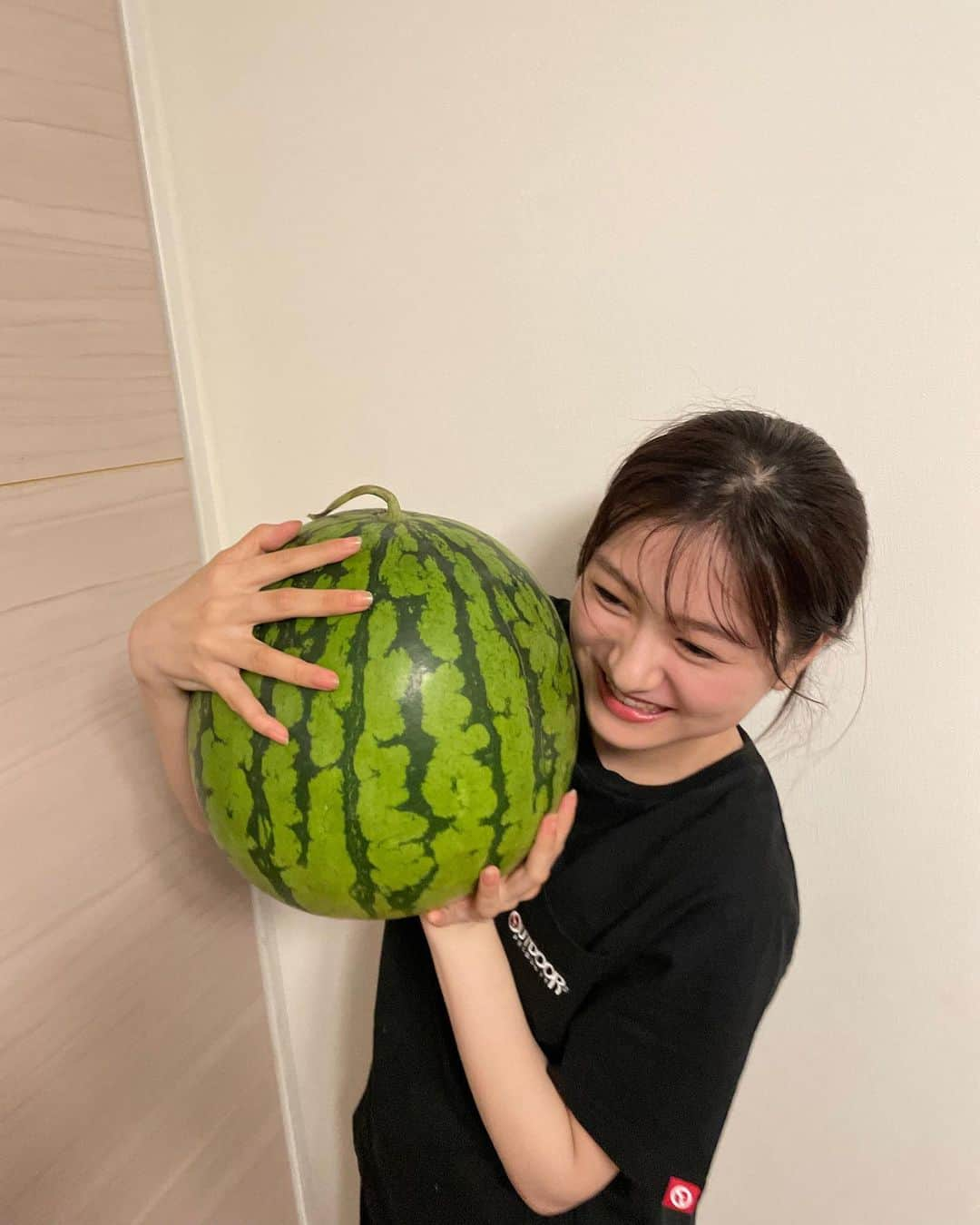 寺島季咲のインスタグラム：「大きいスイカ🍉🍉  思ってた以上にとにかく重くてスイカ支えながらずっと笑ってました  美味しかった☺︎  #スイカ」