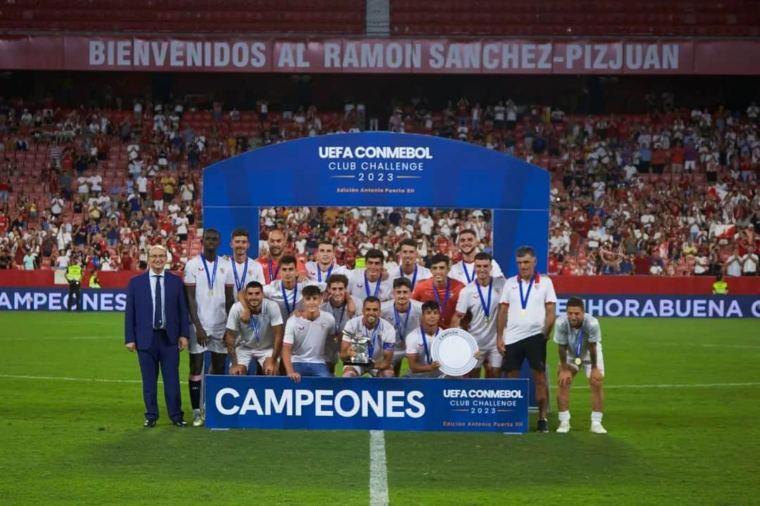 アレハンドロ・ゴメスさんのインスタグラム写真 - (アレハンドロ・ゴメスInstagram)「La copa Antonio Puerta se quedó en casa 🏆🙌🏻 Gracias afición por el apoyo! #VamosMiSevilla」7月20日 23時13分 - papugomez_official